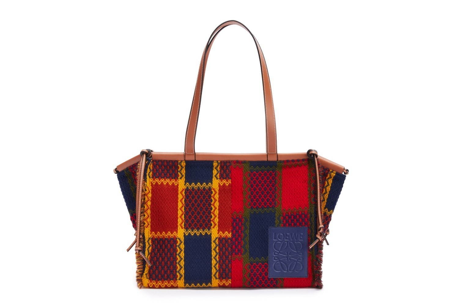 ロエベの人気バッグが“タータンチェック柄”に、フリンジ装飾付き