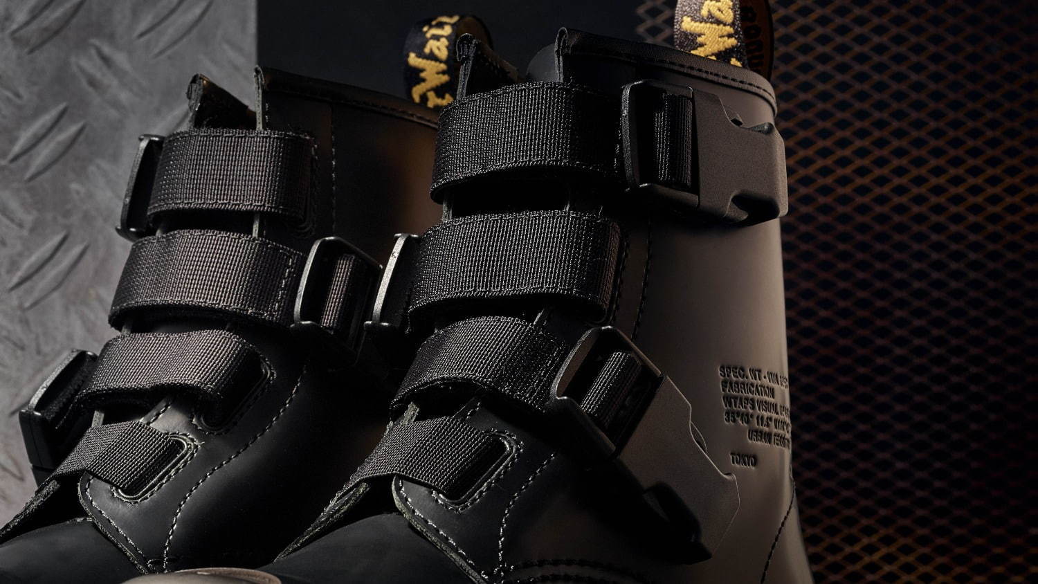 ドクターマーチン×ダブルタップス「1460」ブーツ、バックルストラップ