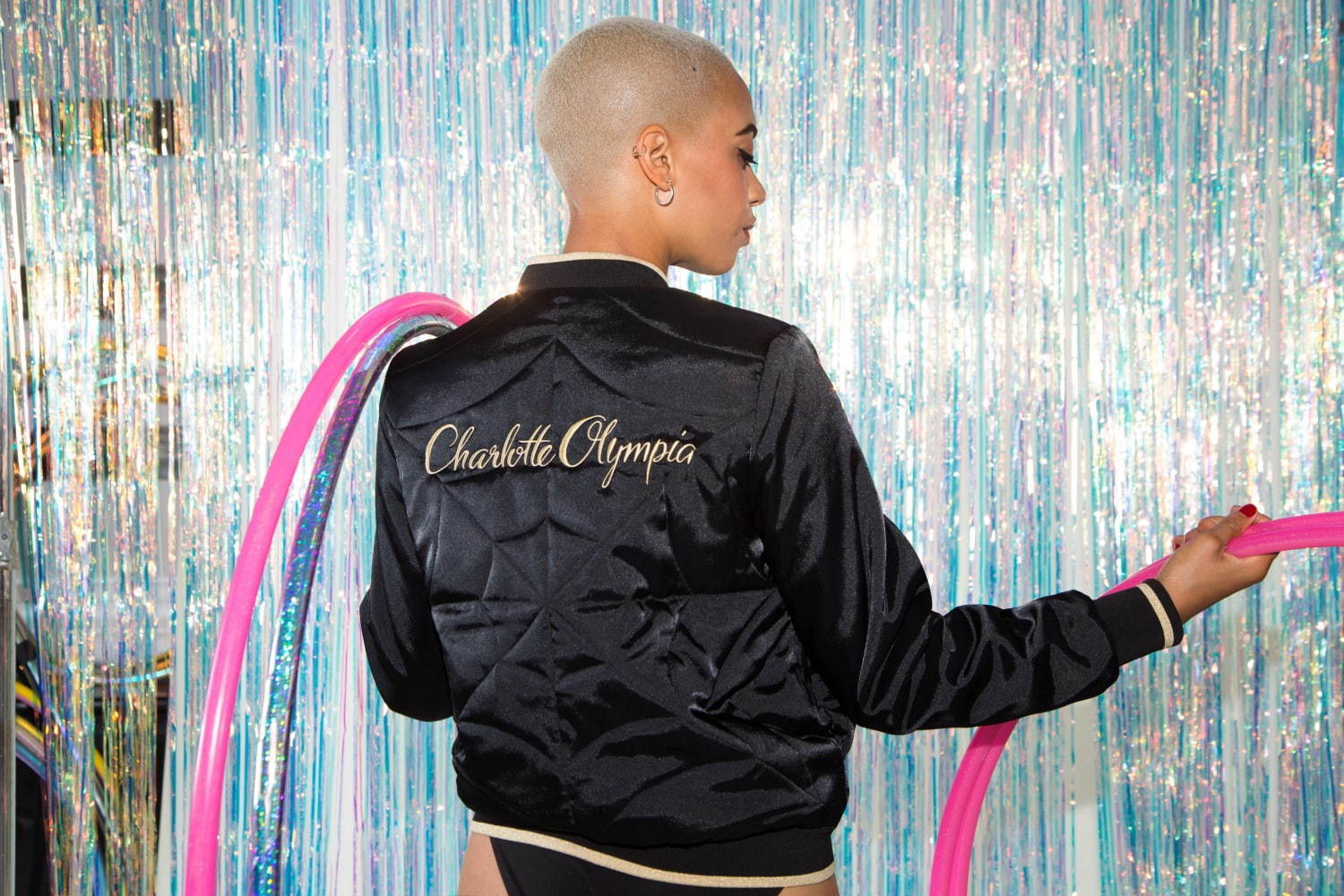 プーマ × シャーロット オリンピア、リボン＆フリル付きスニーカーや