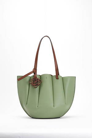 ロエベから“貝殻シルエット”の「シェル トートバッグ」が登場