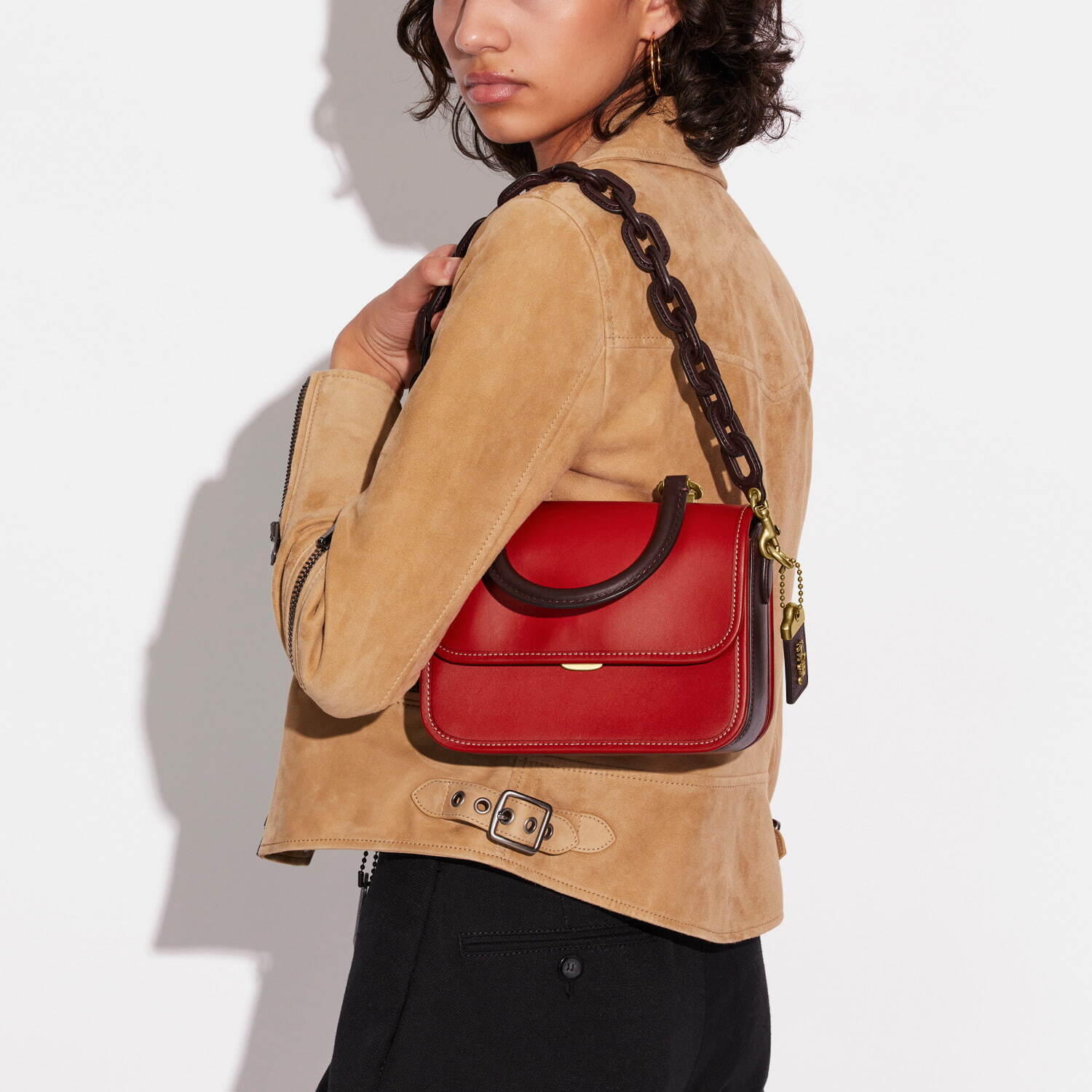 コーチ新作「ローグ トップ ハンドル」、レザーチェーンストラップ付き