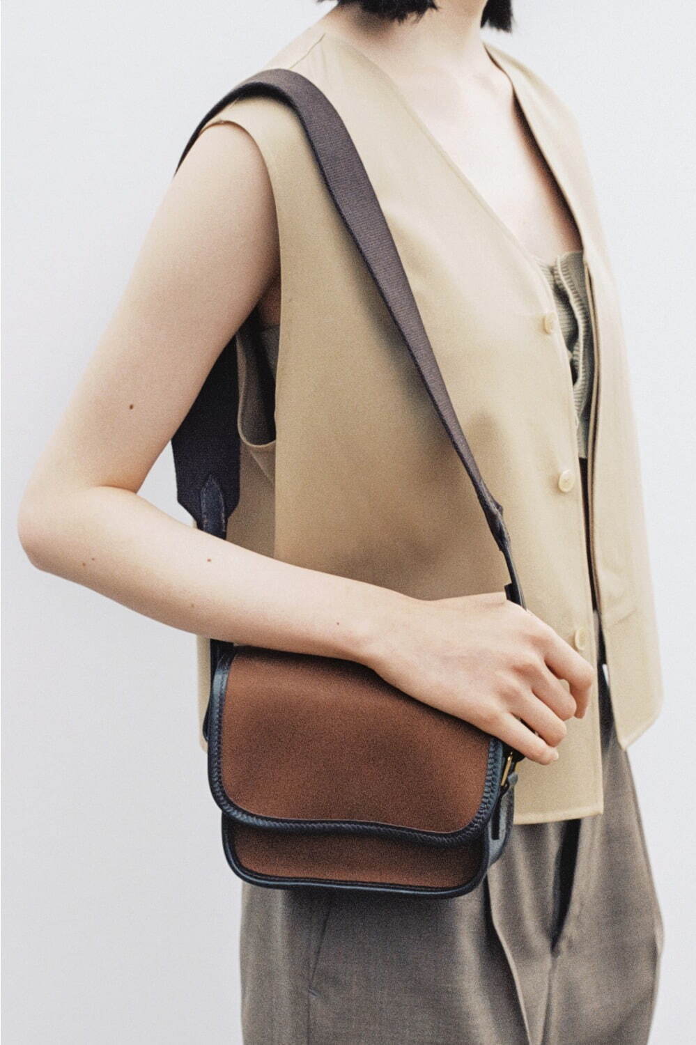 オーラリー新作ショルダーバッグ、英国ブレディとコラボしたキャンバス