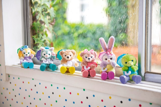 ダッフィー＆フレンズ“レインウェア姿”のぬいぐるみや限定メニューなど