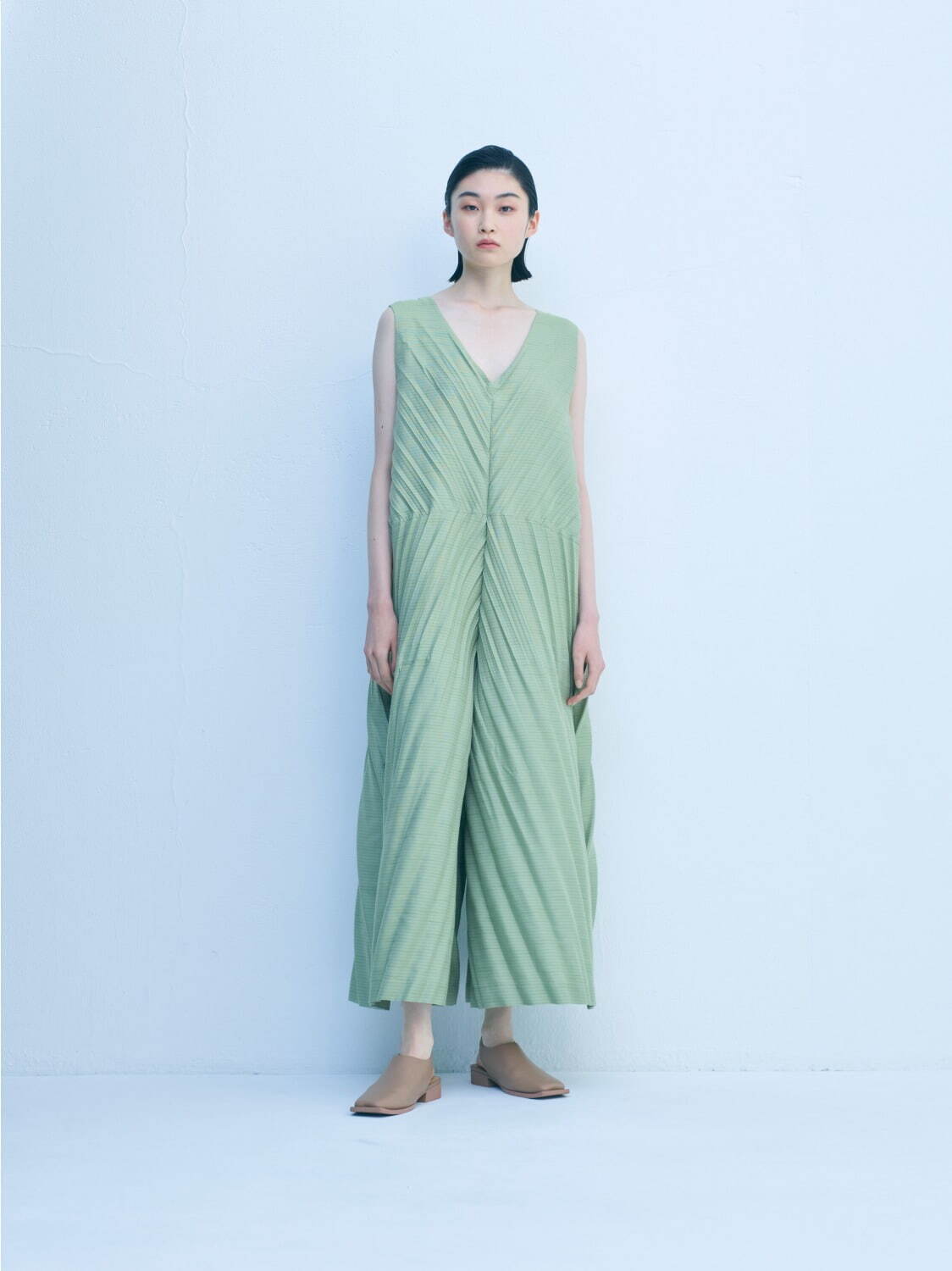 写真4/7｜イッセイ ミヤケ新作ウェア、みずみずしい色彩のセットアップ