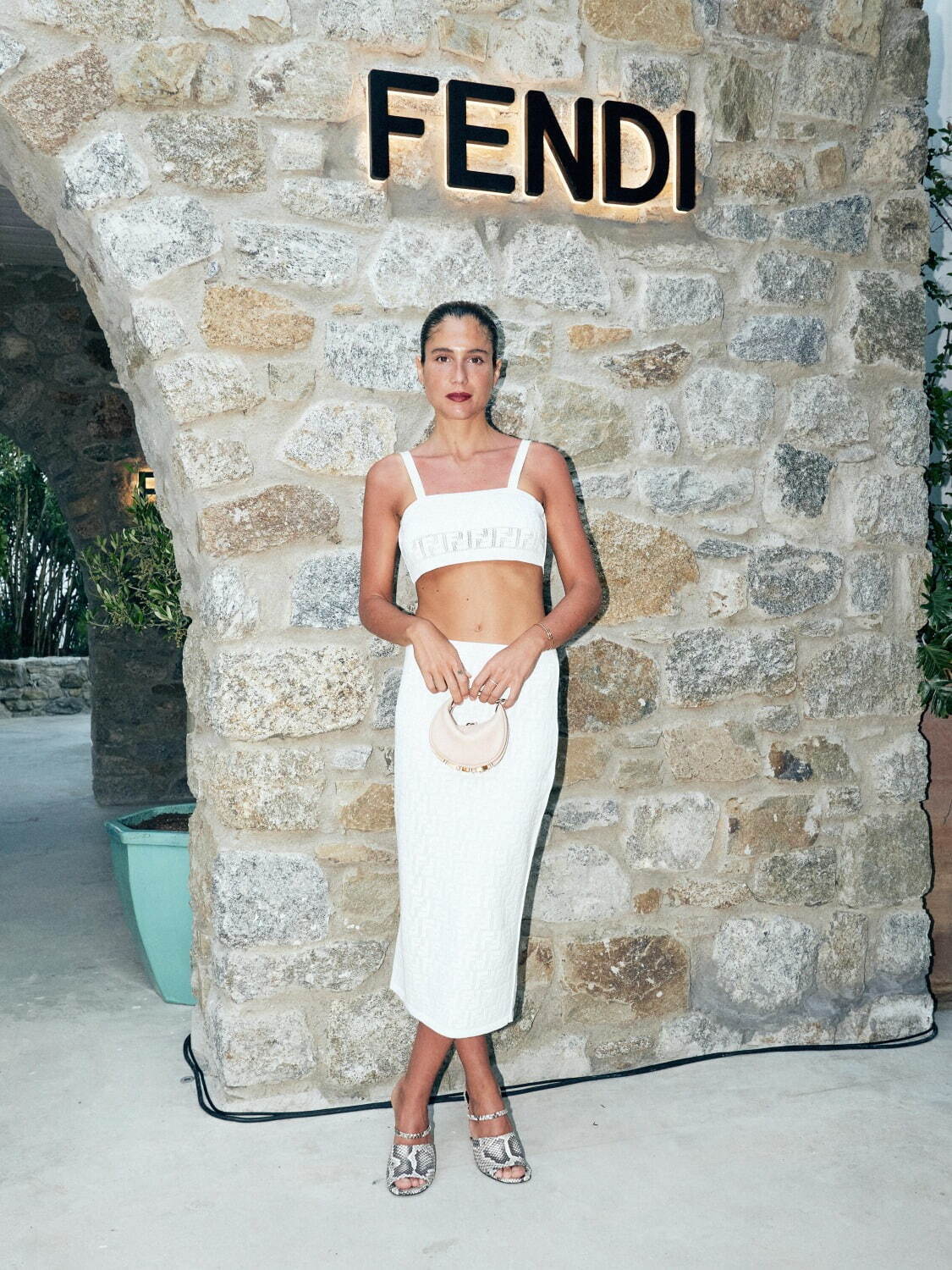 フェンディ夏のセットアップ、「FF」ロゴモチーフのシルクジャケットや