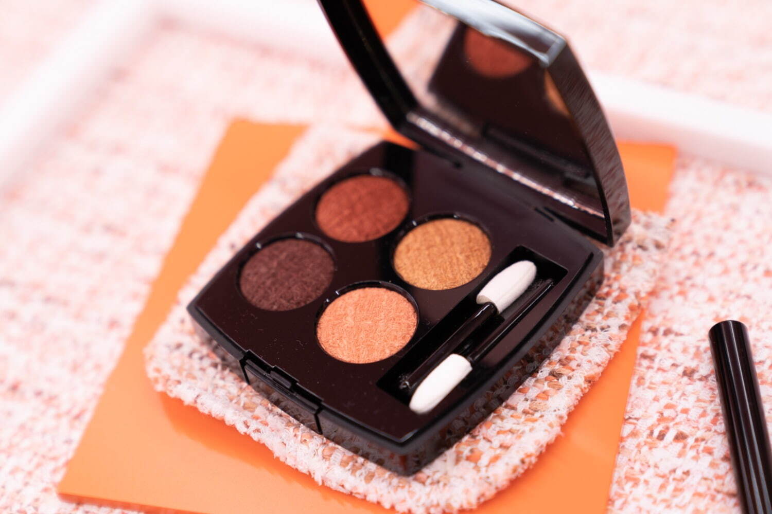 シャネル ビューティ ハウスに“架空の出版社”が出現、「ツイード