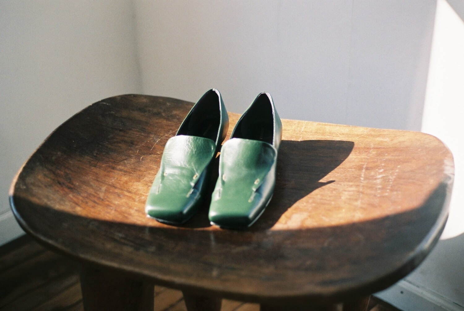 アキラナカ新作“ローファー＆パンプス”を融合したシューズ、レザーの