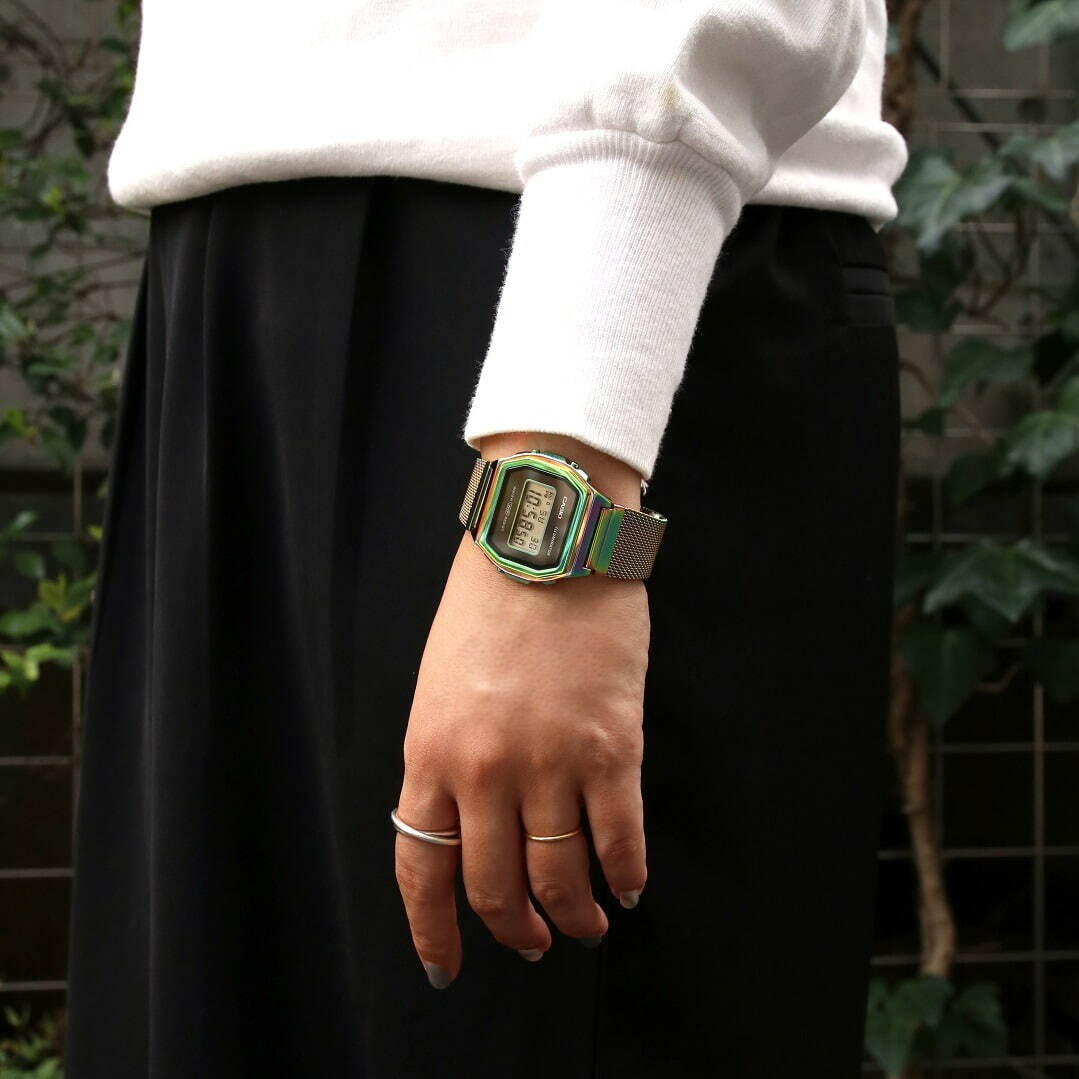 カシオスタンダードプレミアム「虹色」ウォッチ、“ホログラム風