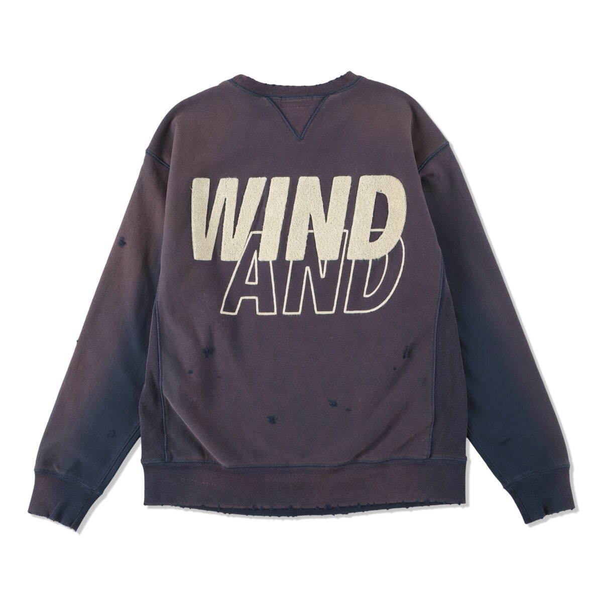 ウィンダンシーのブランドロゴ入りクルーネックスウェット、両面に