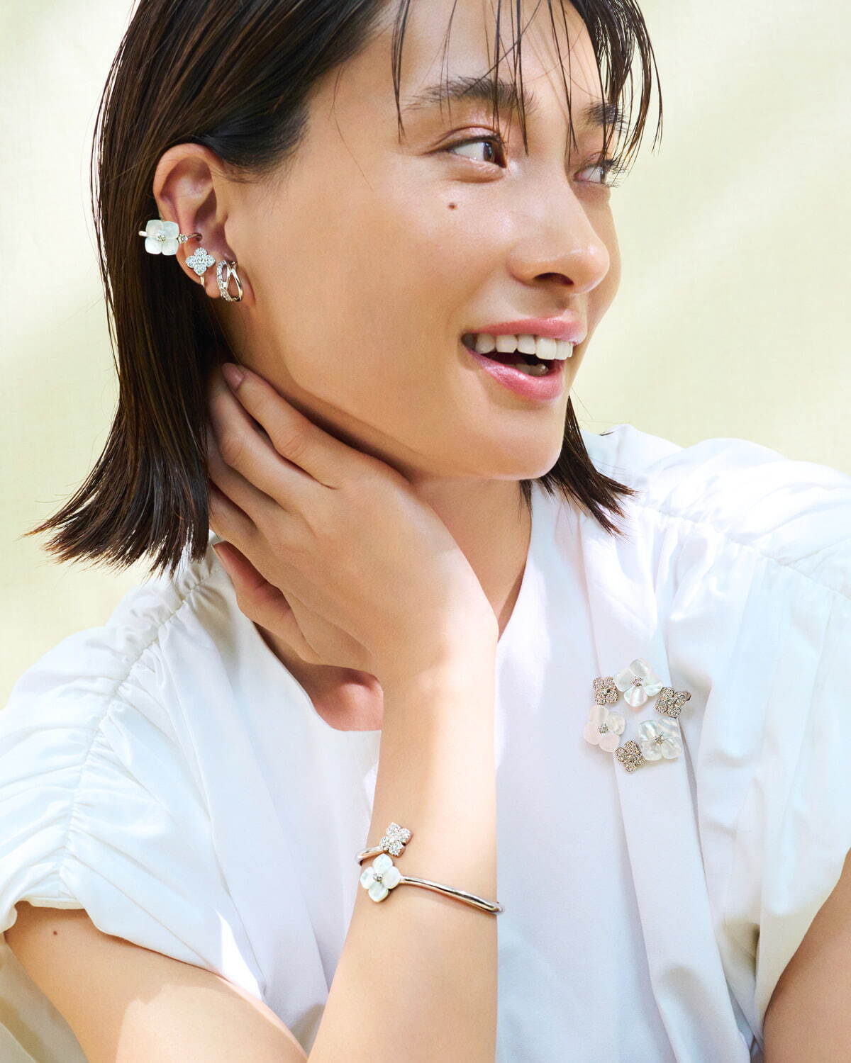 ヴァンドーム ブティック新作“蝶貝のフラワーモチーフ”イヤーカフ