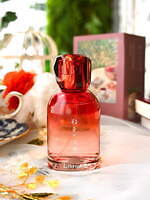 出版社生まれの香水「飴色の文学」庭園で紅茶を楽しむ“ティータイム”の