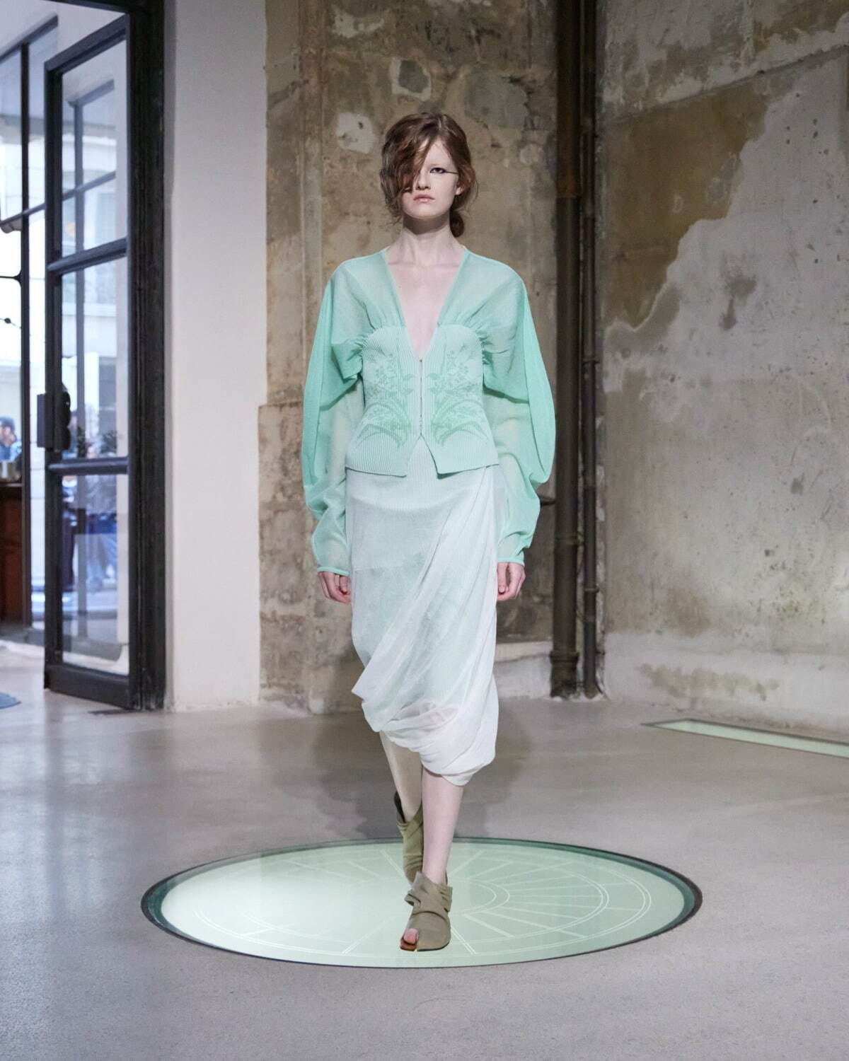 マメ クロゴウチ 2025年春夏コレクション - 自然と人と、浮かびあがる