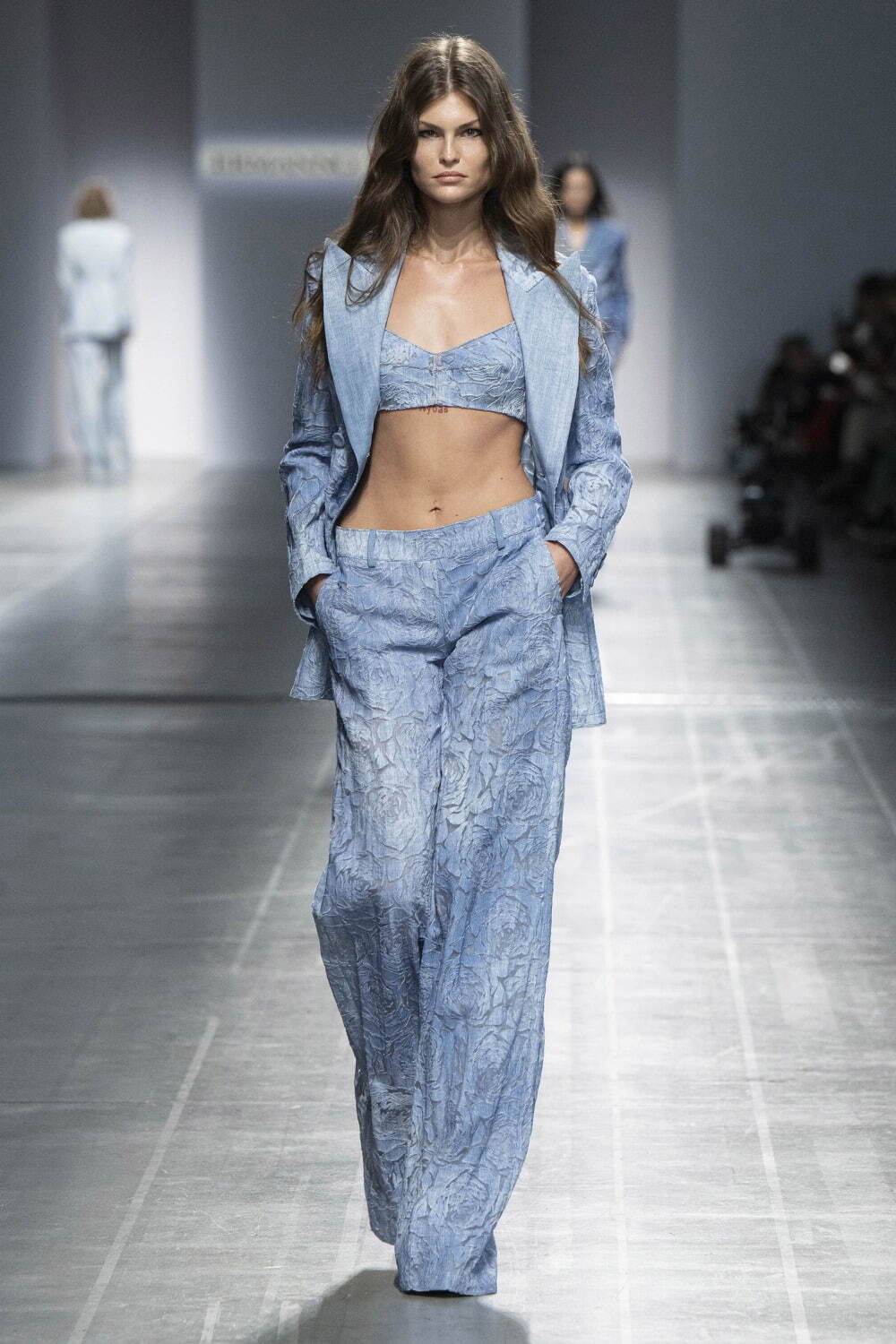 エルマンノ シェルヴィーノ 2025年春夏コレクション - テーラリングで