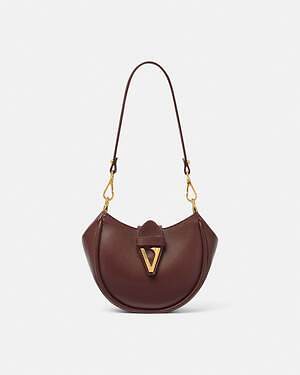 ヴェルサーチェから“V型エンブレム”輝く半円形ショルダーバッグ