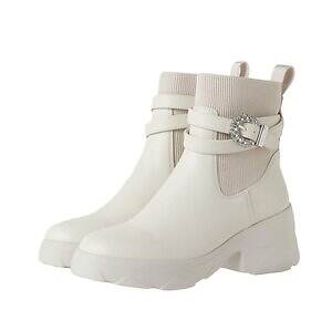 プラス ダイアナ“クリスタルバックル”付き厚底ショートブーツ