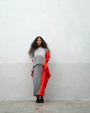 プリーツ プリーズ イッセイ ミヤケ”街中の風景”着想ウェア、時間の