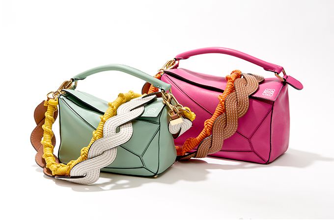 ロエベのアイコン「パズル バッグ」に合わせる新作レザーストラップが