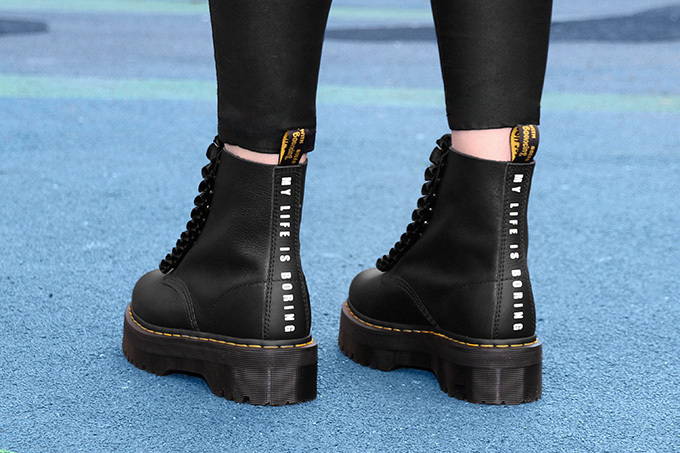 ドクターマーチン×レイジー・オーフのコラボシューズ、真っ赤なハート