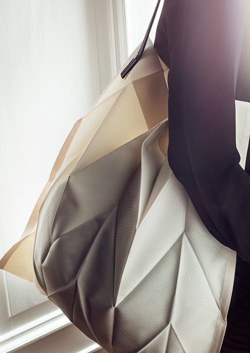 イッタラ X イッセイ ミヤケ」のトートバッグに新サイズ - 独特な折り