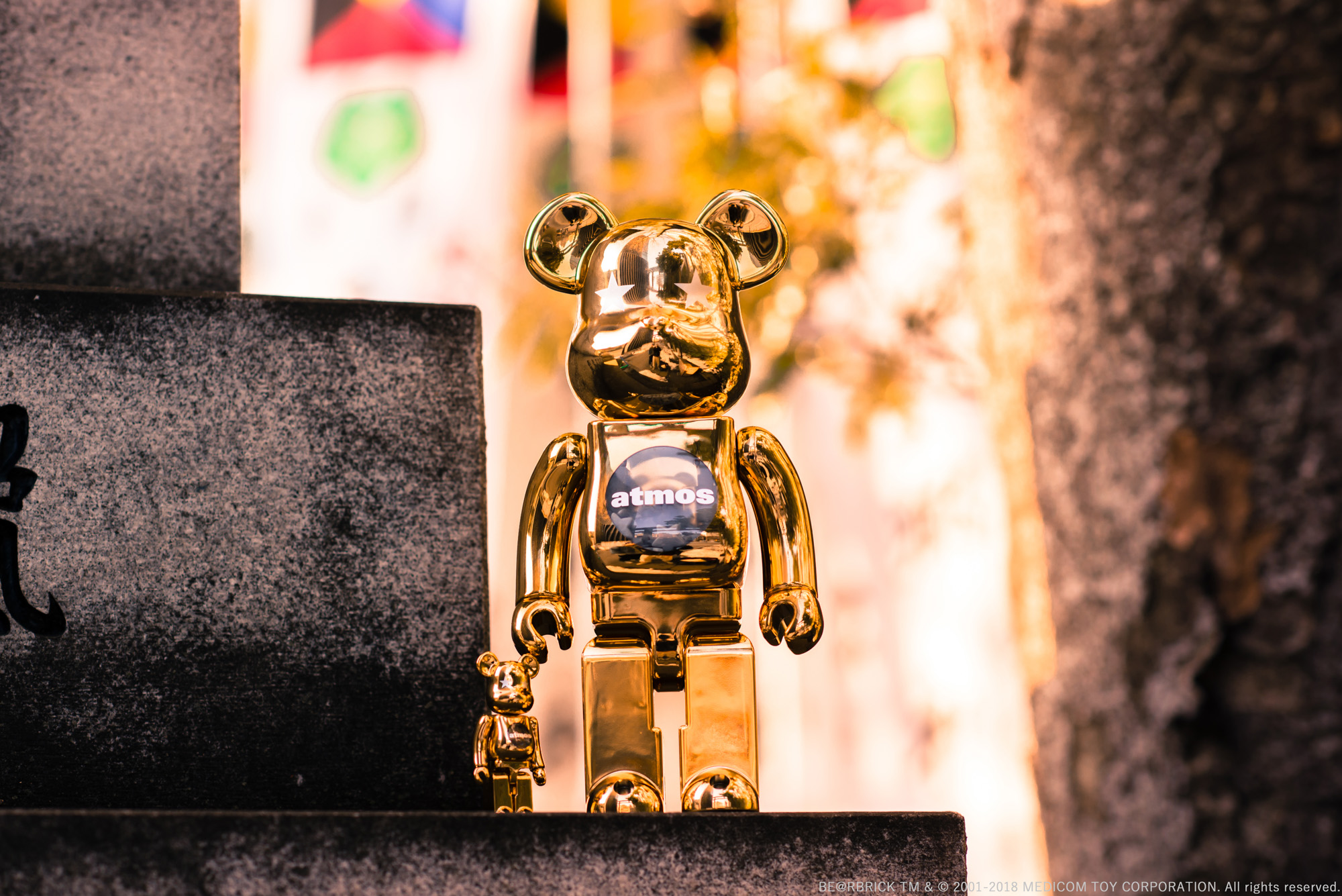 アトモス」とコラボしたゴールドのベアブリックが登場