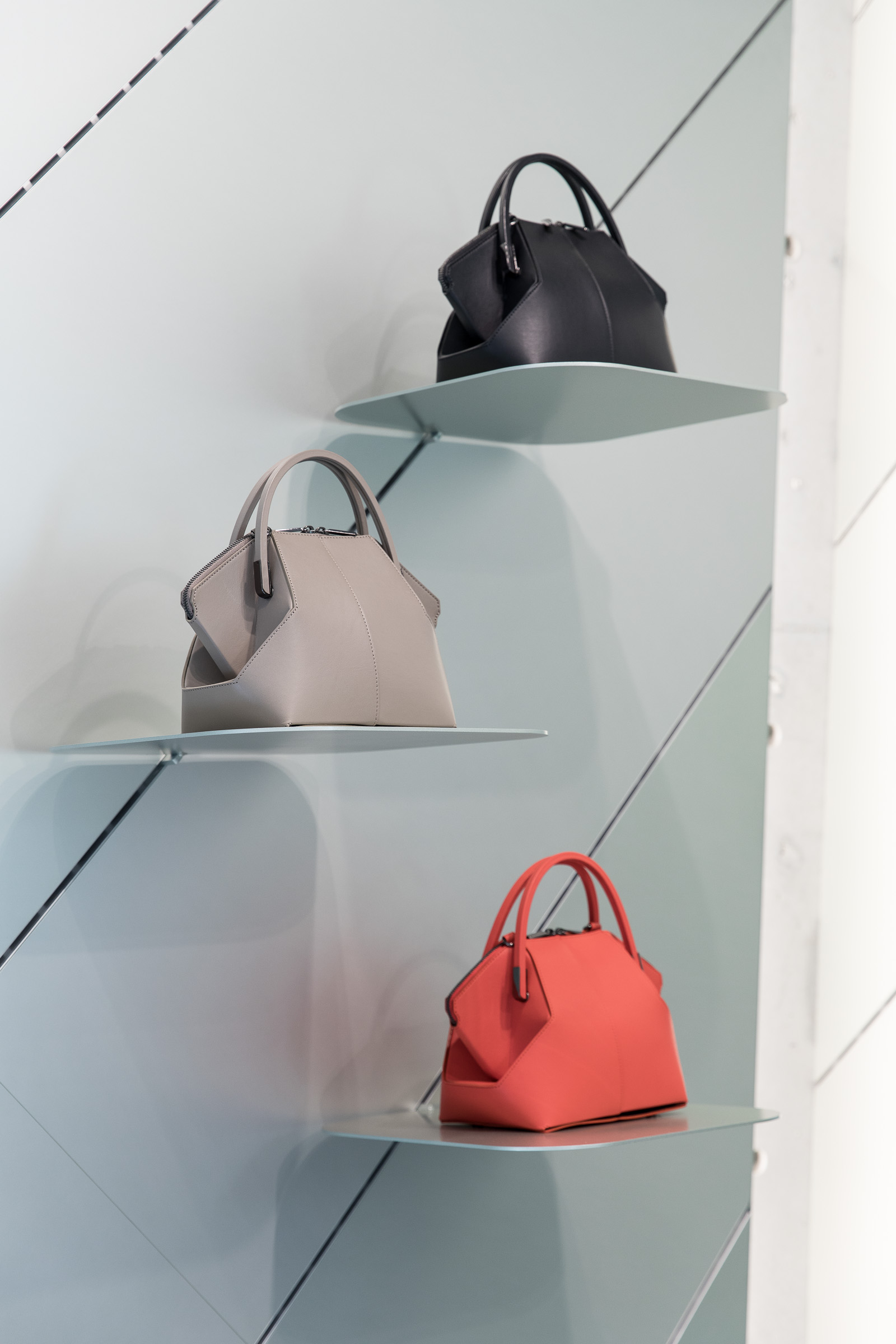 GOOD GOODS ISSEY MIYAKEが新作バッグ「リーフ」を発売、丸めて収納