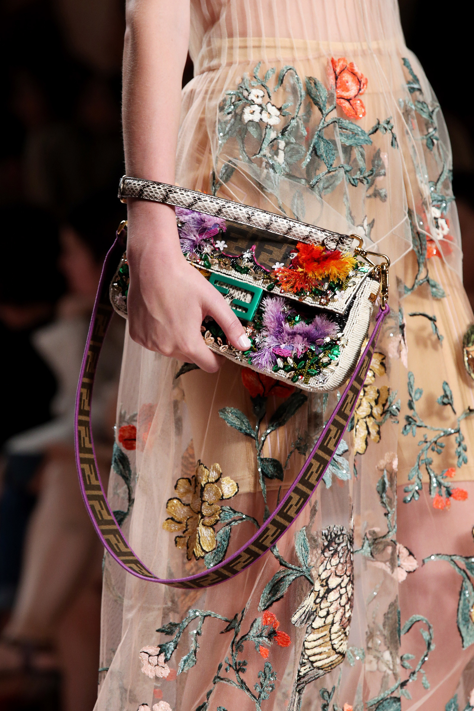 今注目すべきはSATCキャリー？フェンディ「バゲット」バッグが復活