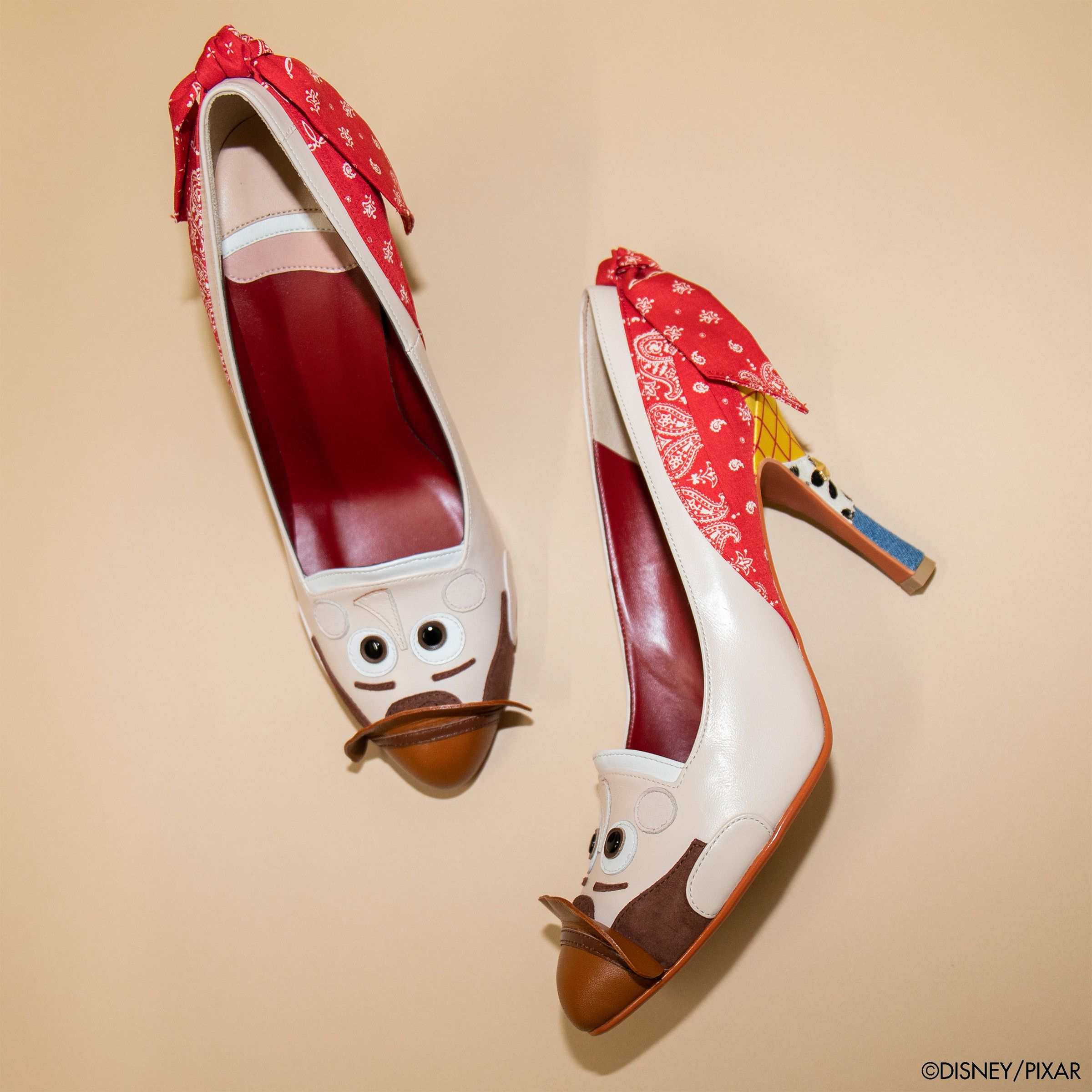 トイ・ストーリー4」キャラクターがサンダルやレインシューズに
