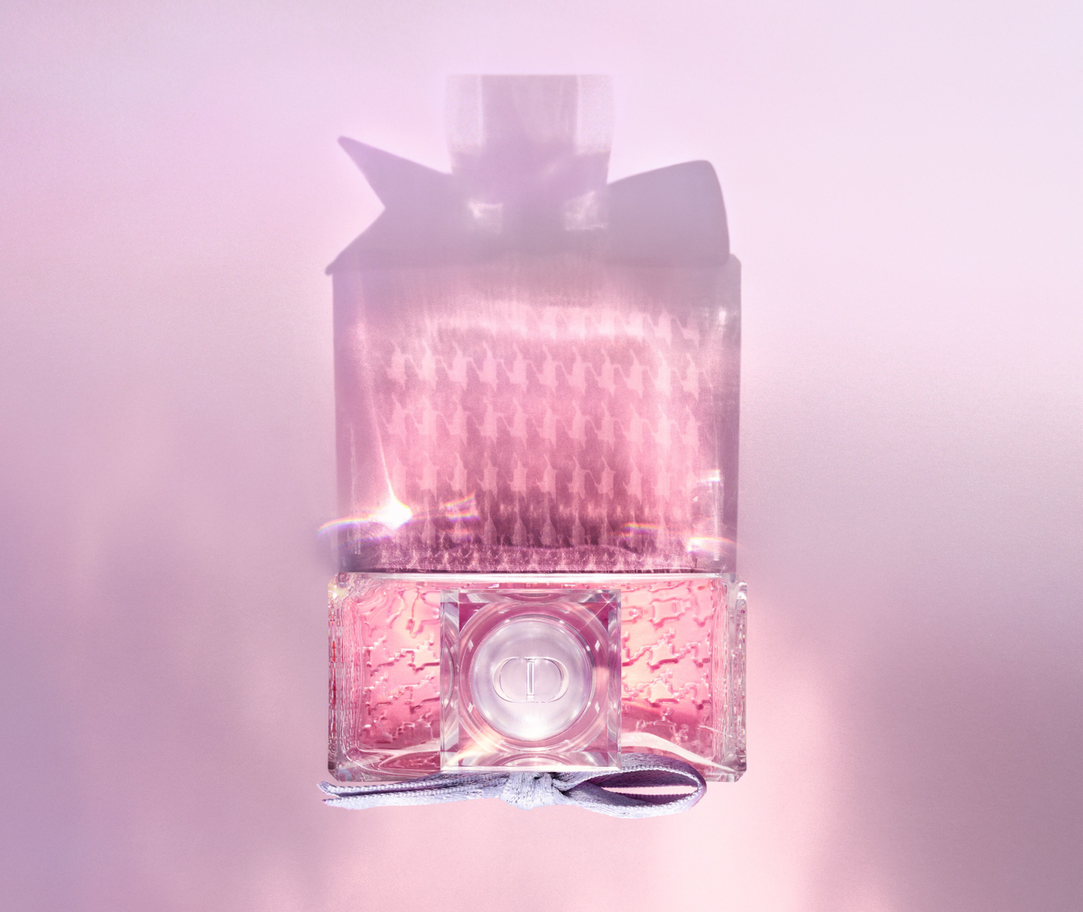 ミス ディオール パルファン」が誕生 フローラルでウッディな“現代の