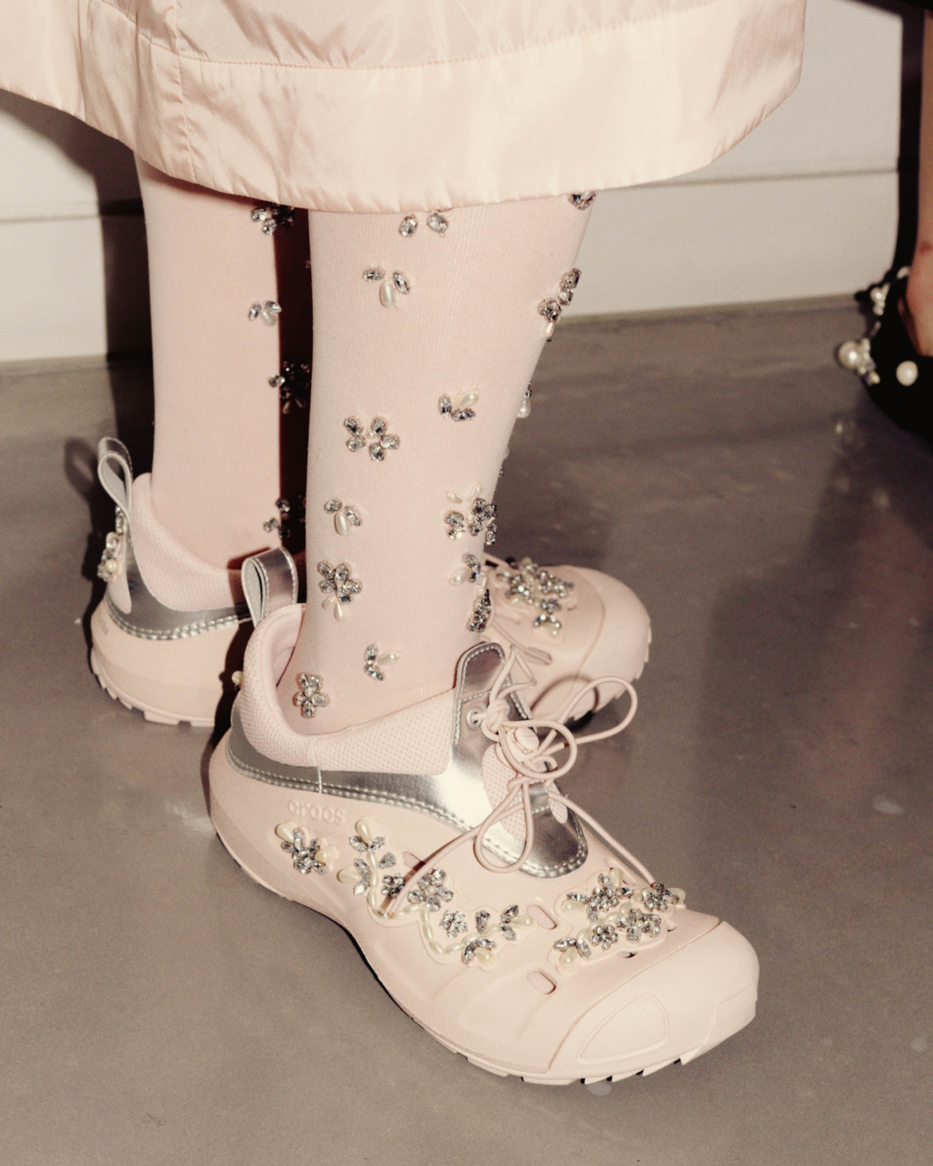 クロックスとシモーン・ロシャが初コラボ ビジューで装飾したクロッグ発売