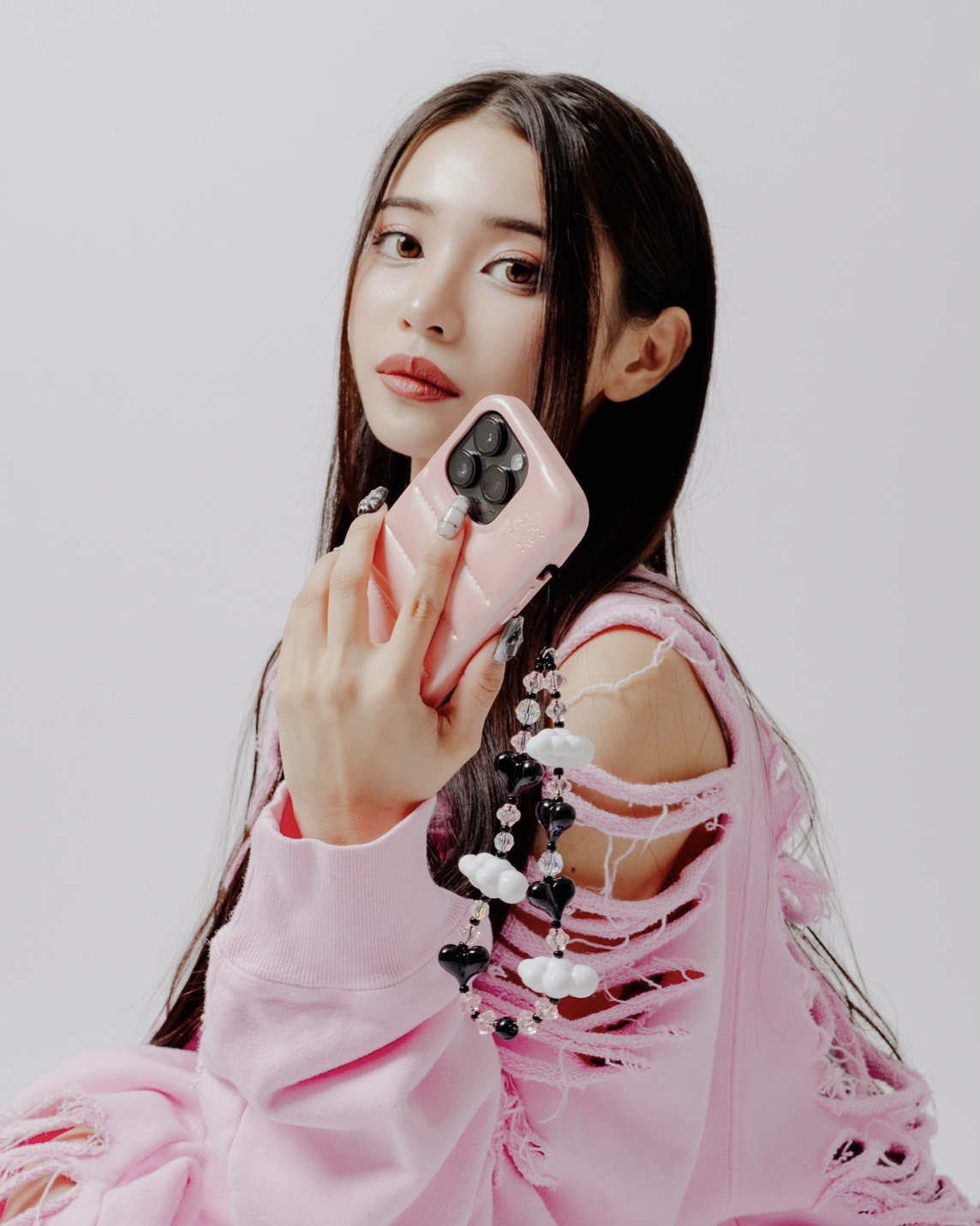 BLACKPINKやNewJeansが愛用する携帯ストラップ「ストリング ティング