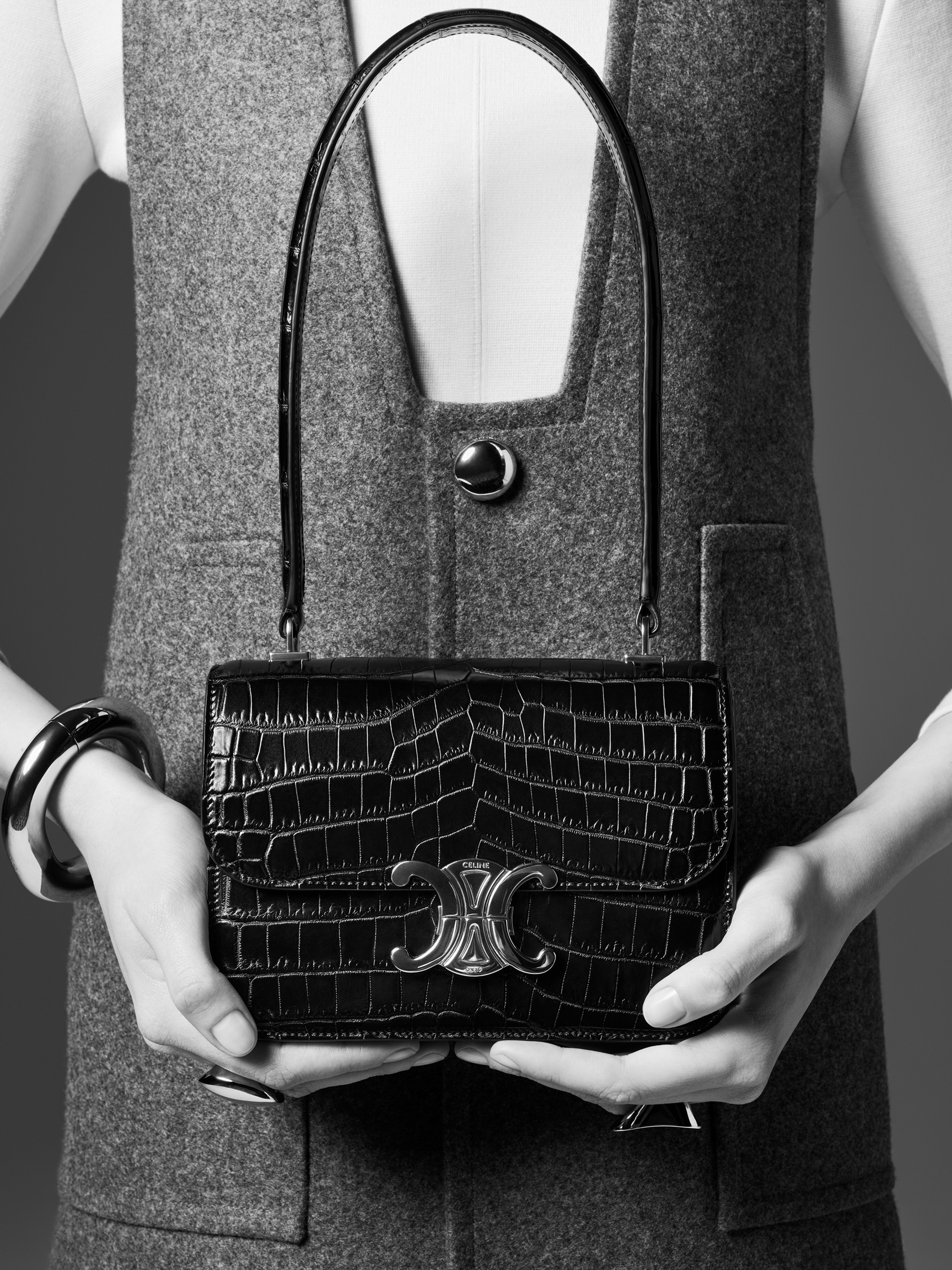 セリーヌがティーンサイズのチェーンバッグを発売 カーフスキンと