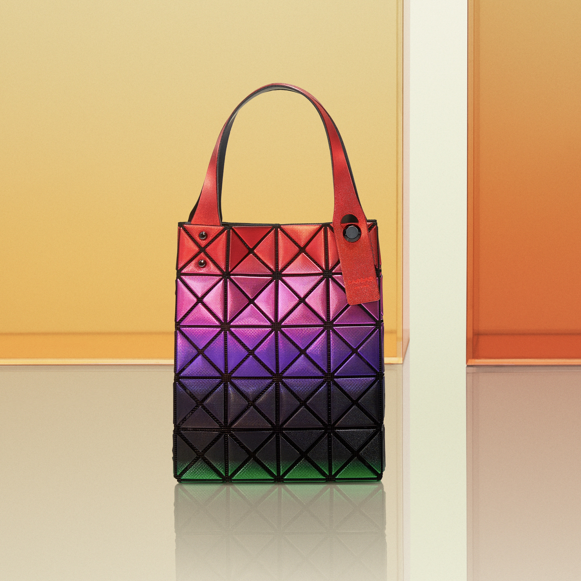 バオ バオ イッセイ ミヤケ、日没前後の幻想的な空の色を