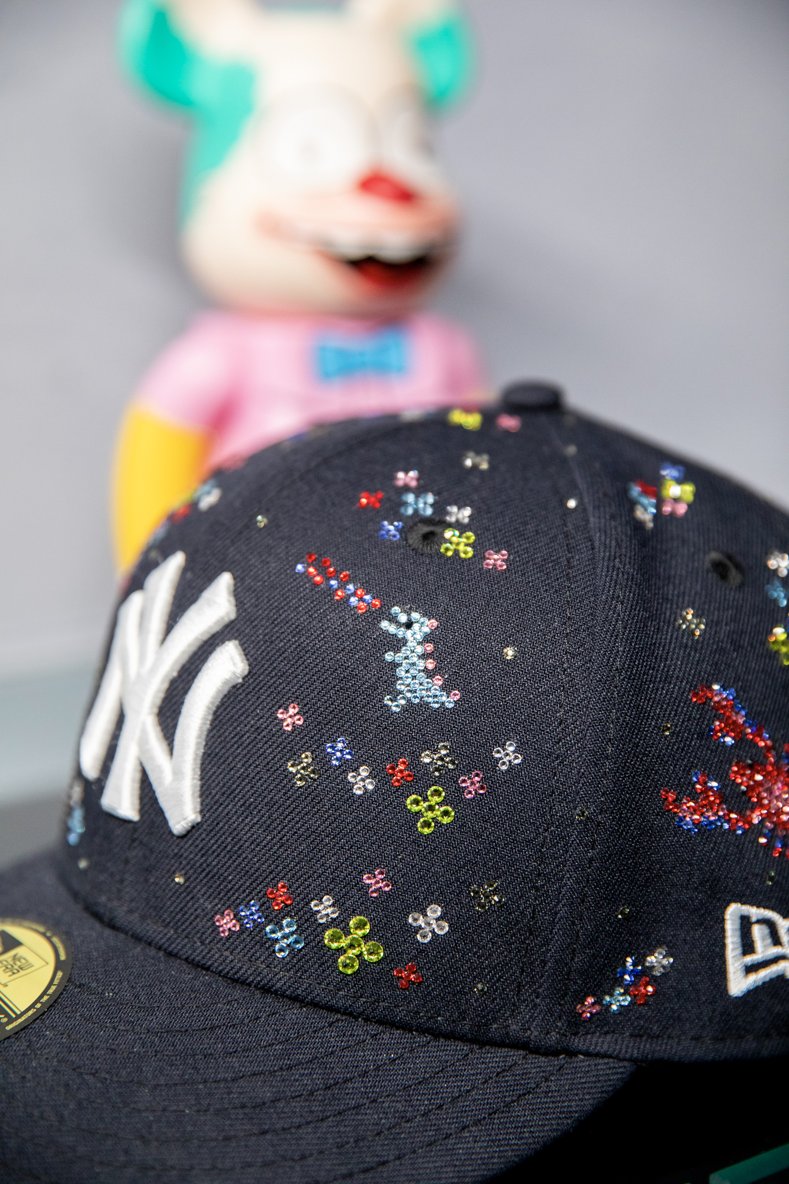 LA発「クチュール」、ジュエリーでアップデートしたニューエラキャップ