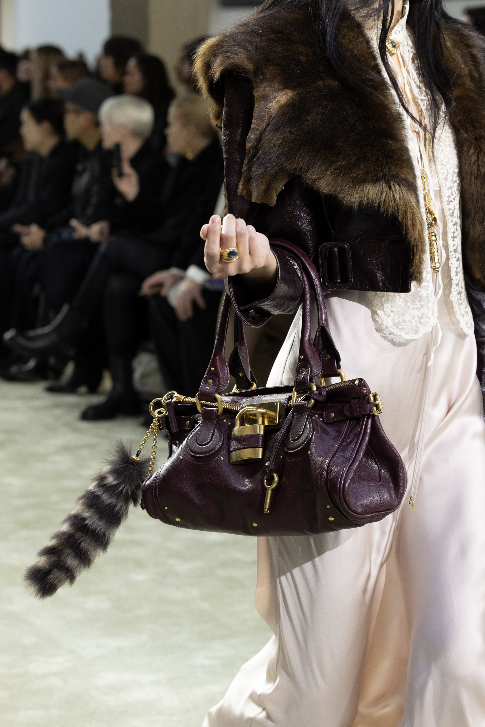 クロエの「パディントン」バッグが20年ぶりに復活 パリコレに登場