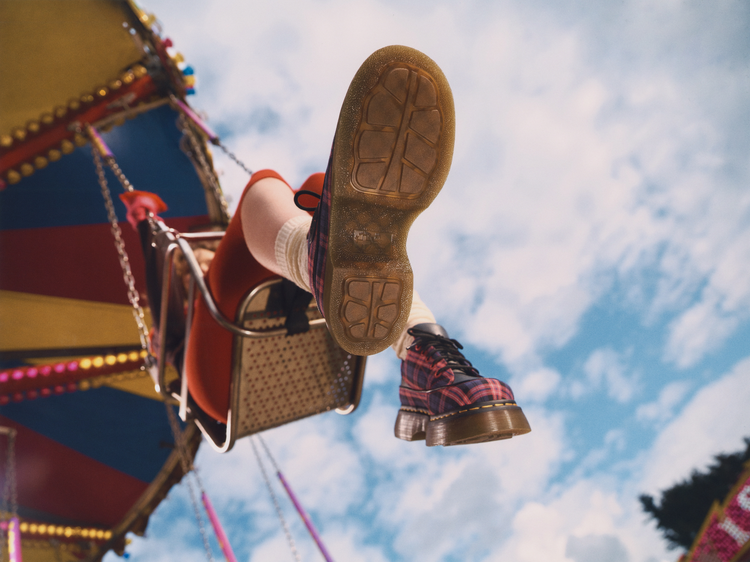 ドクターマーチン」がタータンチェックコレクションを発売 シューズの