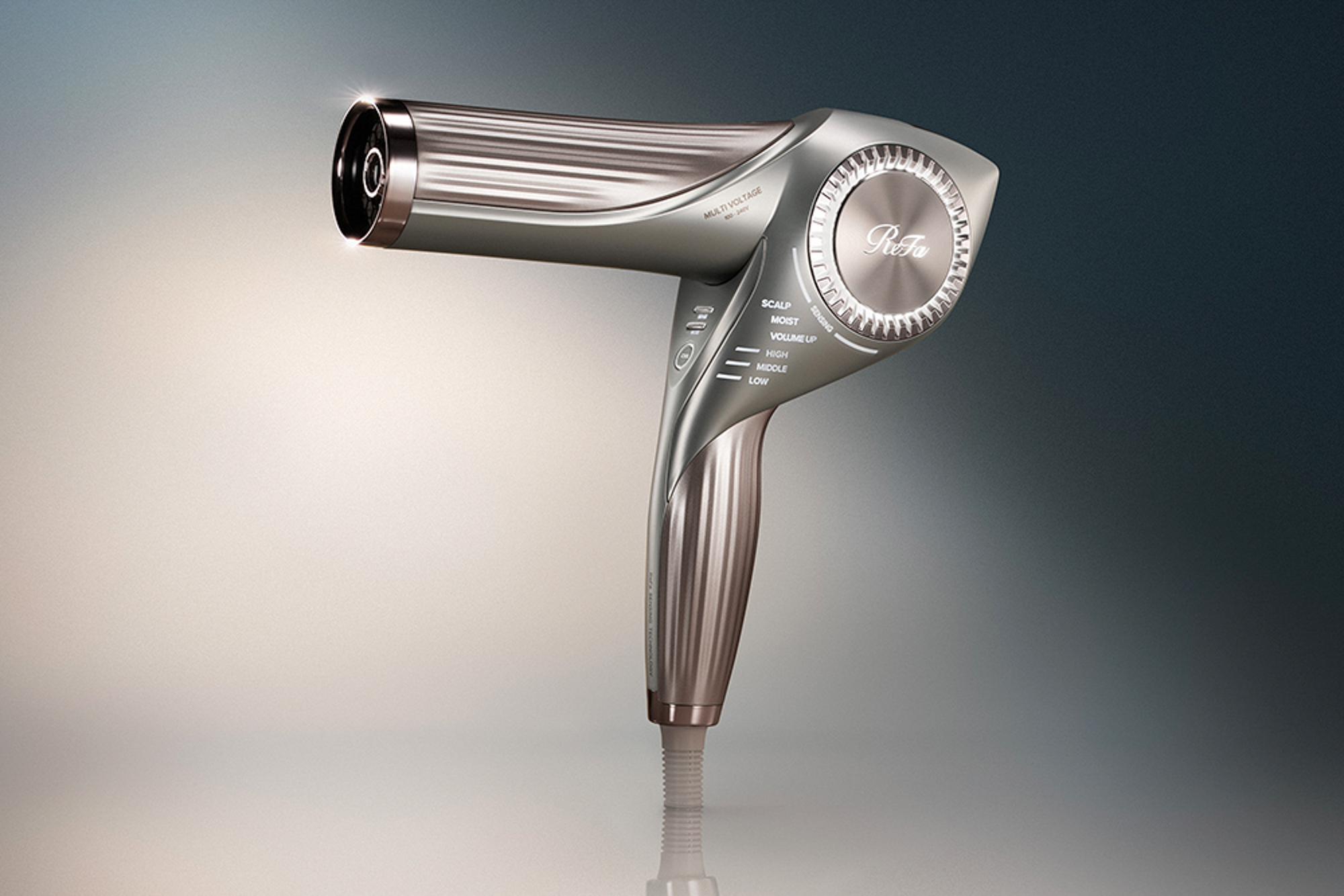 手のひらサイズのドライヤーも 「リファ」からプロ級仕上がりを叶える