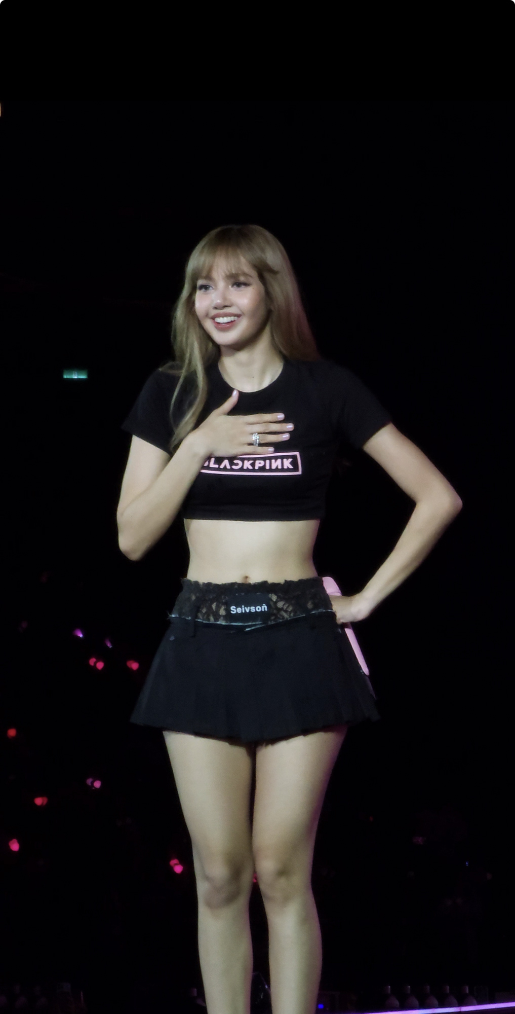 BLACKPINK リサ、日本のテキスタイルメーカーの特注フロッキーレースを