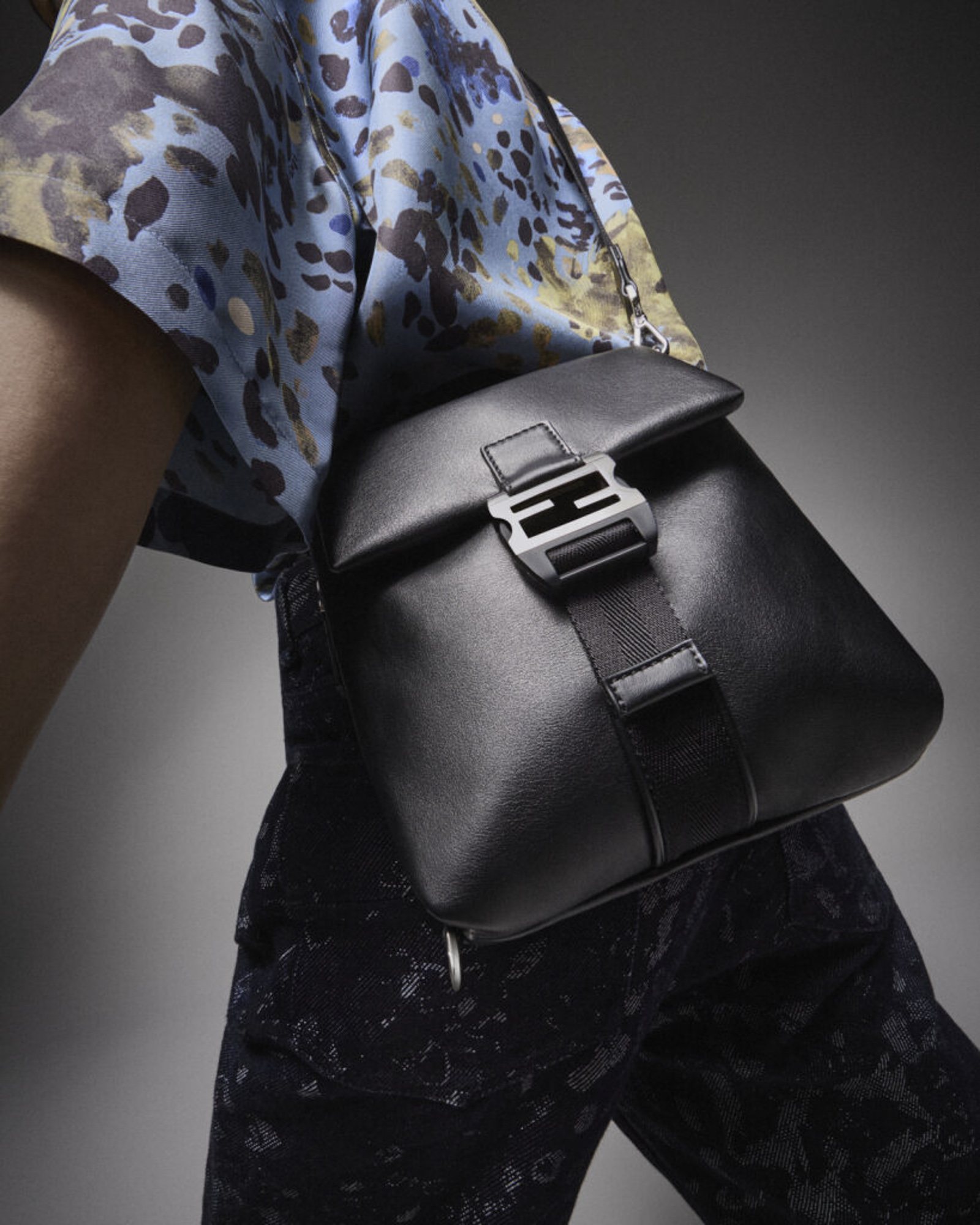 フェンディがメンズの新作「フェンディ フラックス クロスボディ