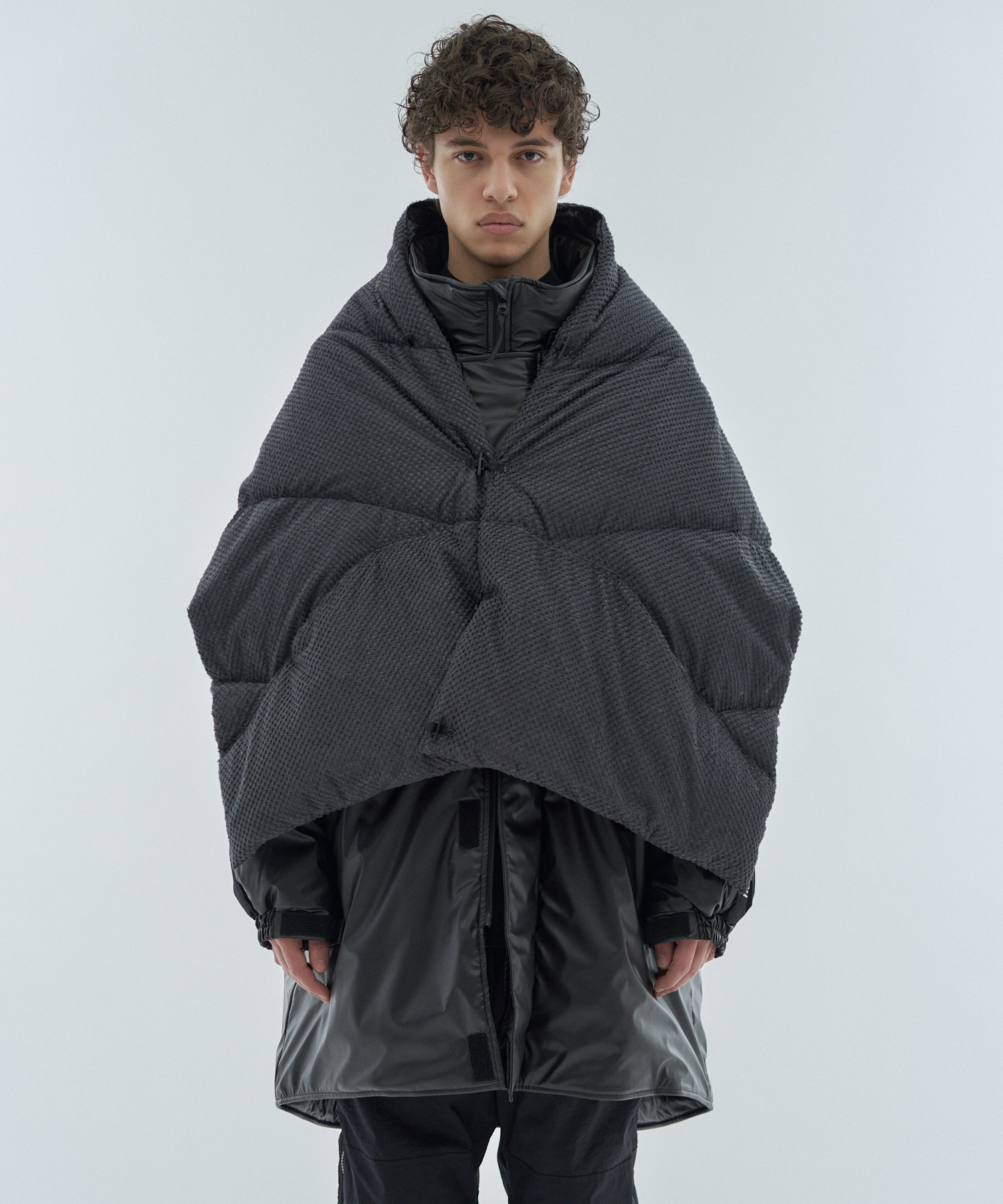 M4Eとナンガがコラボ 利便性の高いダウンポンチョマフラーを発売