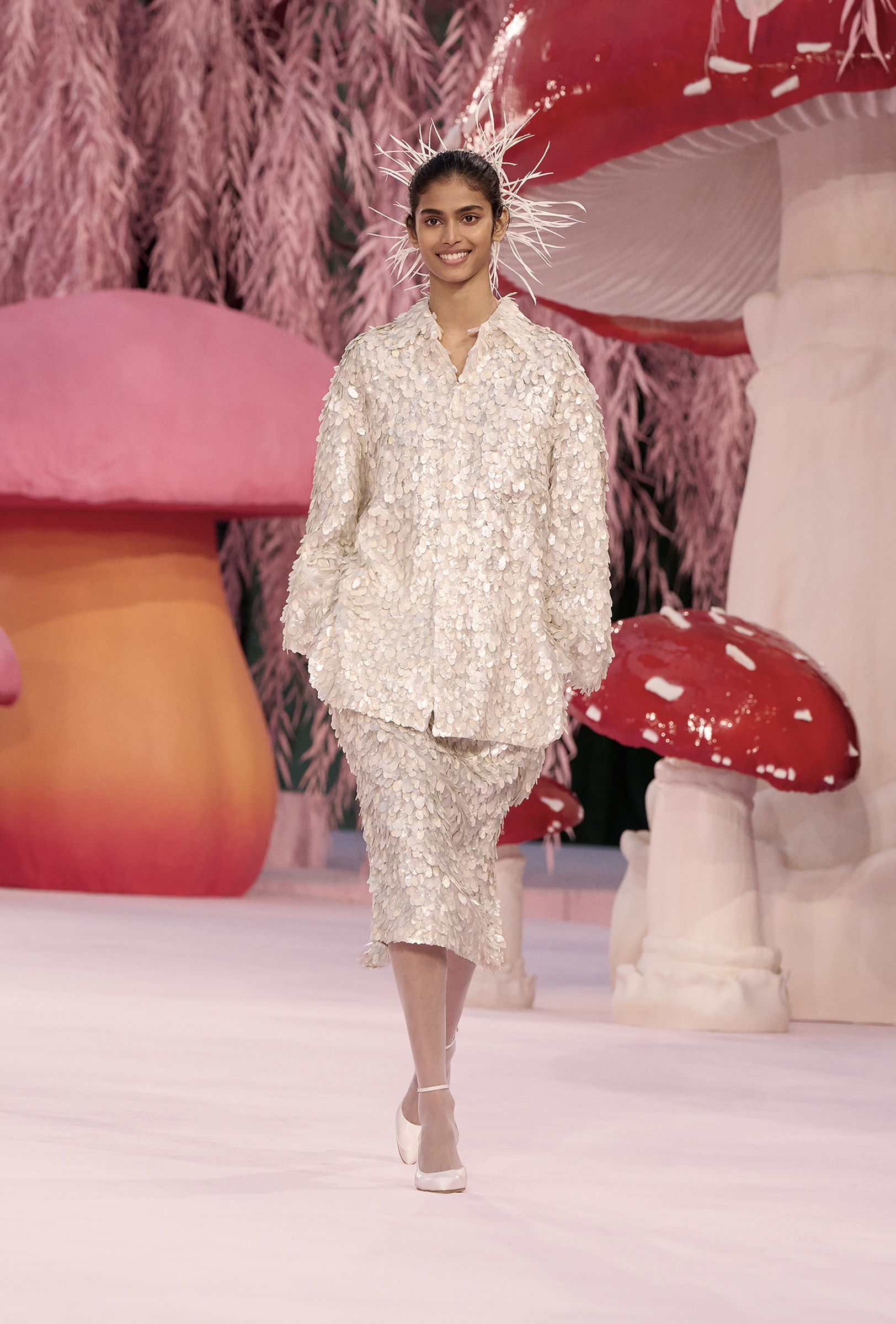 自由をまとう、鳥のように──「シャネル」マチュー・ブレイジー初の