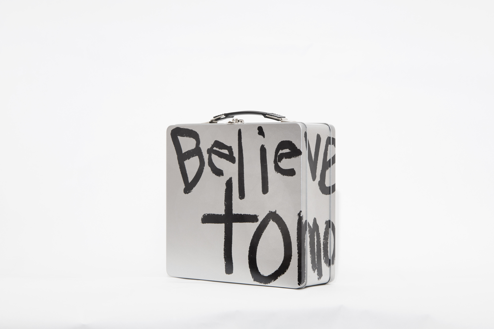 コム デ ギャルソン、青山店限定ブリキのメッセージトランクを発売