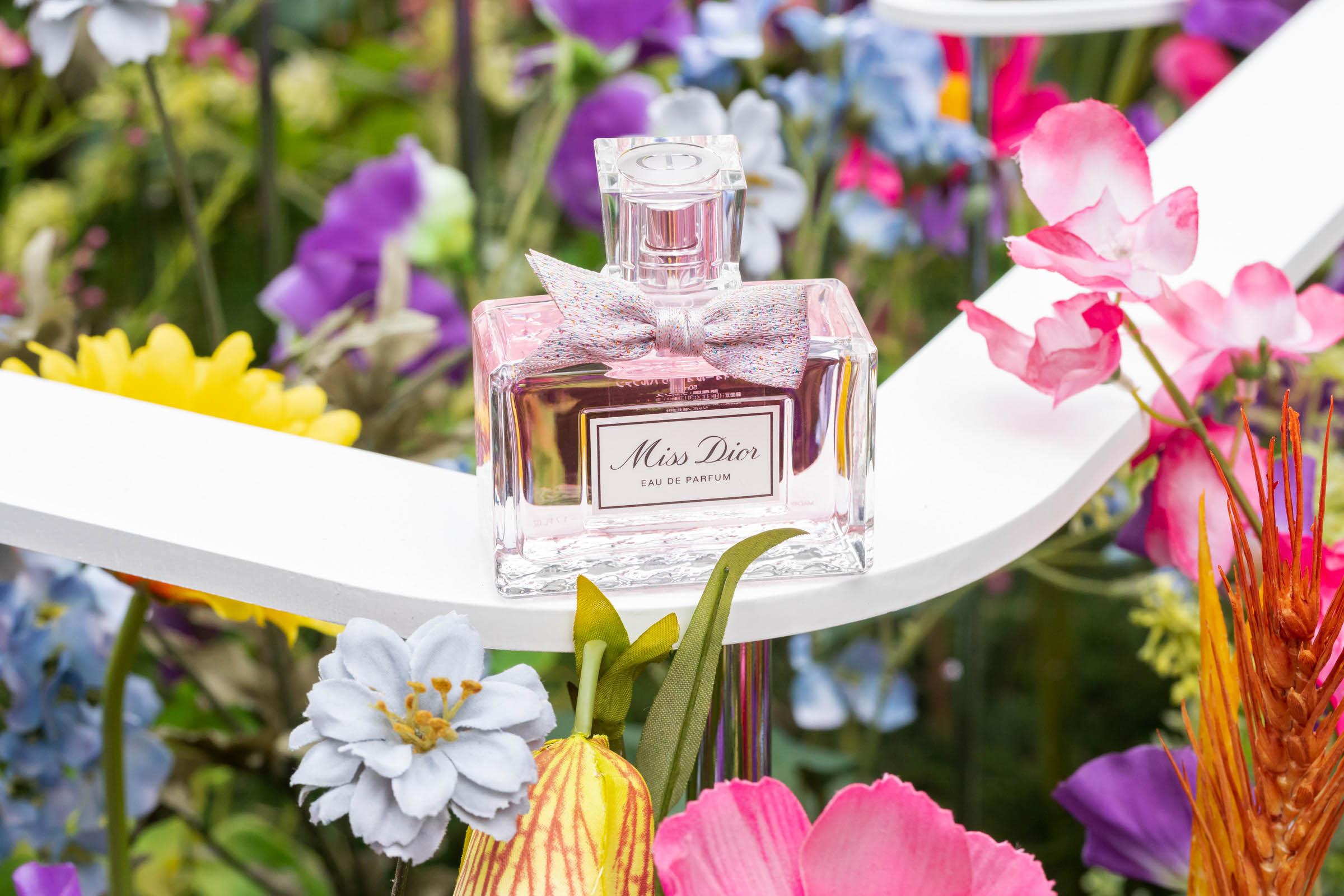 ミス ディオール」から花々が香る新作登場 ジャカード織りのカラフルな