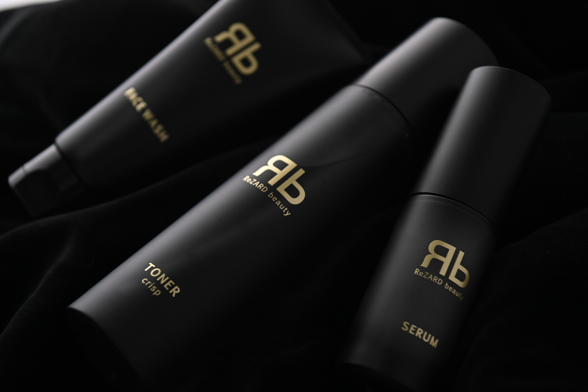 YouTuberヒカルがプロデュースするコスメブランドが始動、お渡し会は3