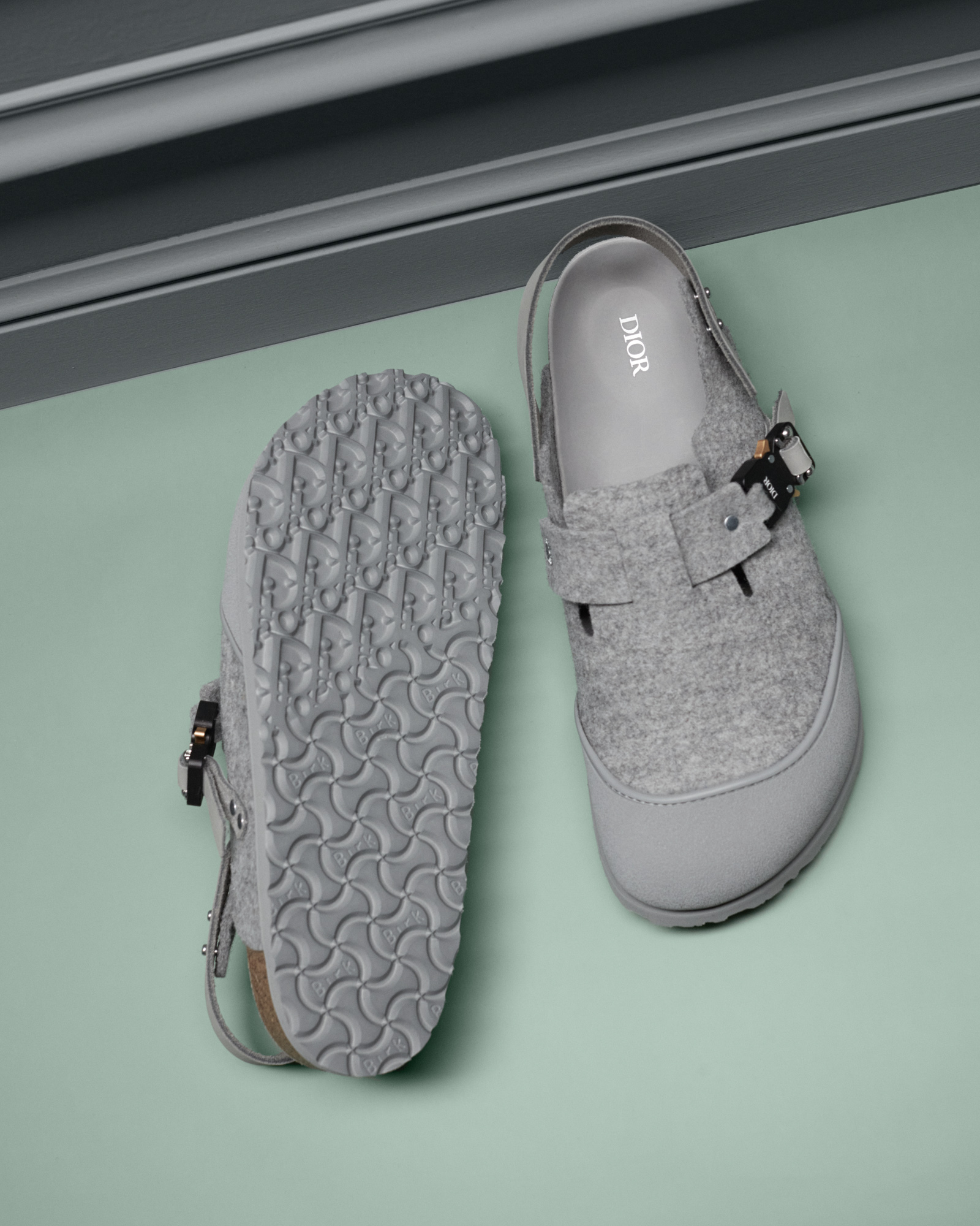 ディオールがビルケンシュトックと初コラボ 「ディオール グレー」の