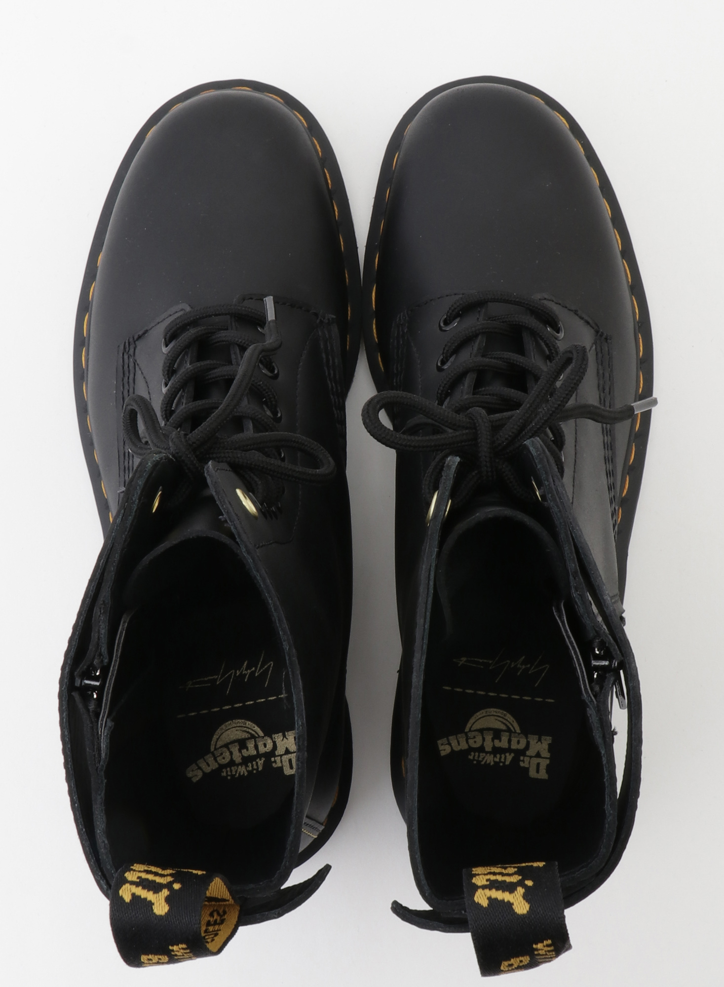 ドクターマーチンがヨウジヤマモトとコラボ、10ホールブーツをベースに採用