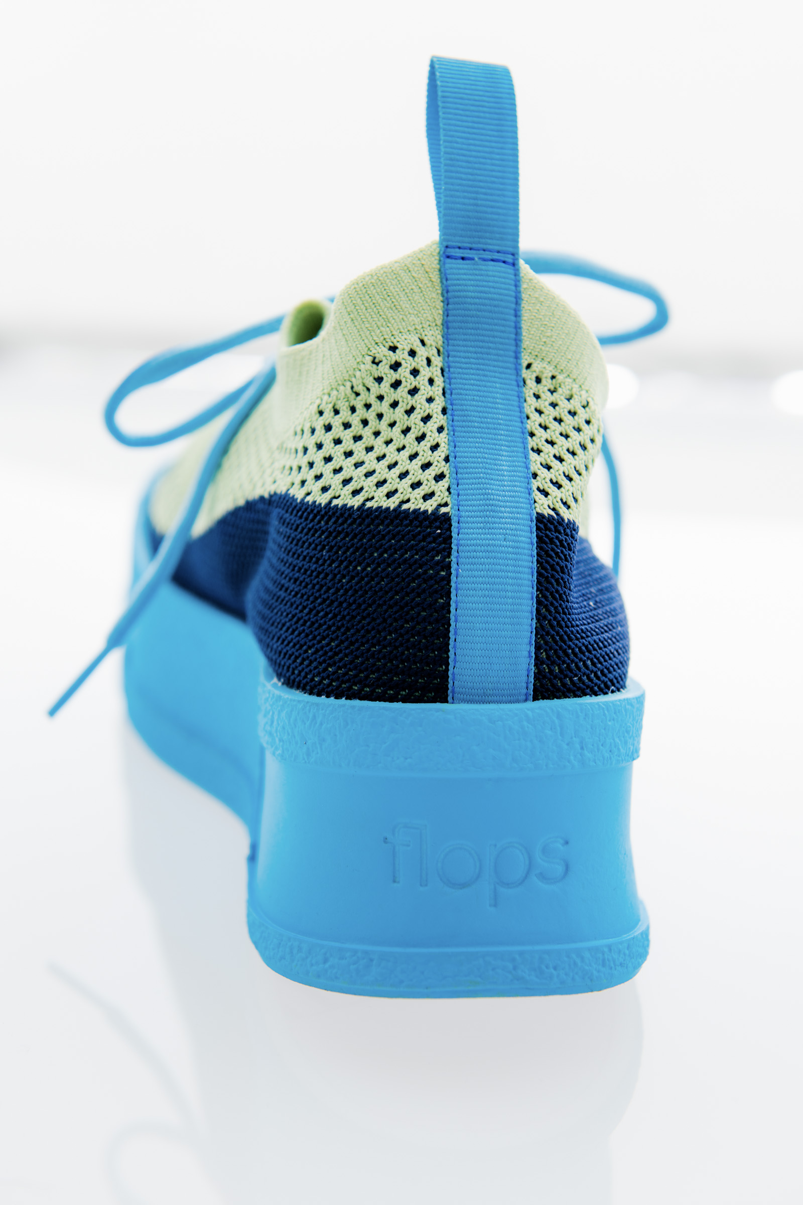 ミキオサカベがビーチサンダルの素材を使用した新作シューズを発売、全