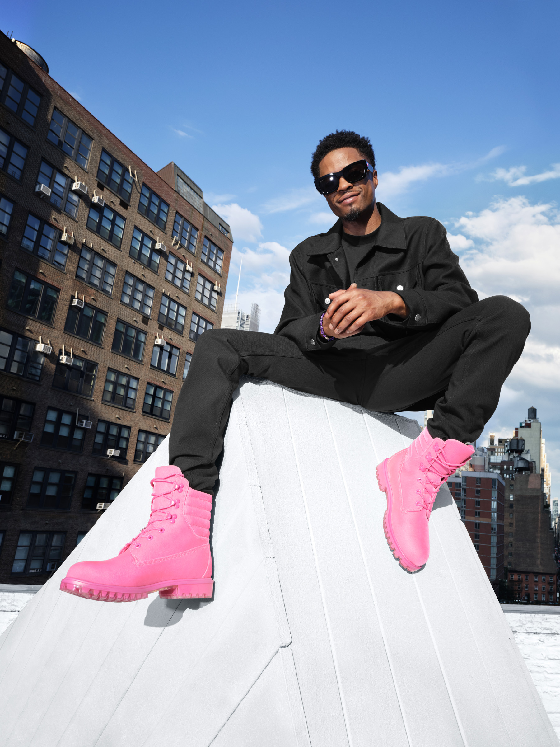 ジミー チュウがティンバーランドとのコラボ新作を発売、ピンクの