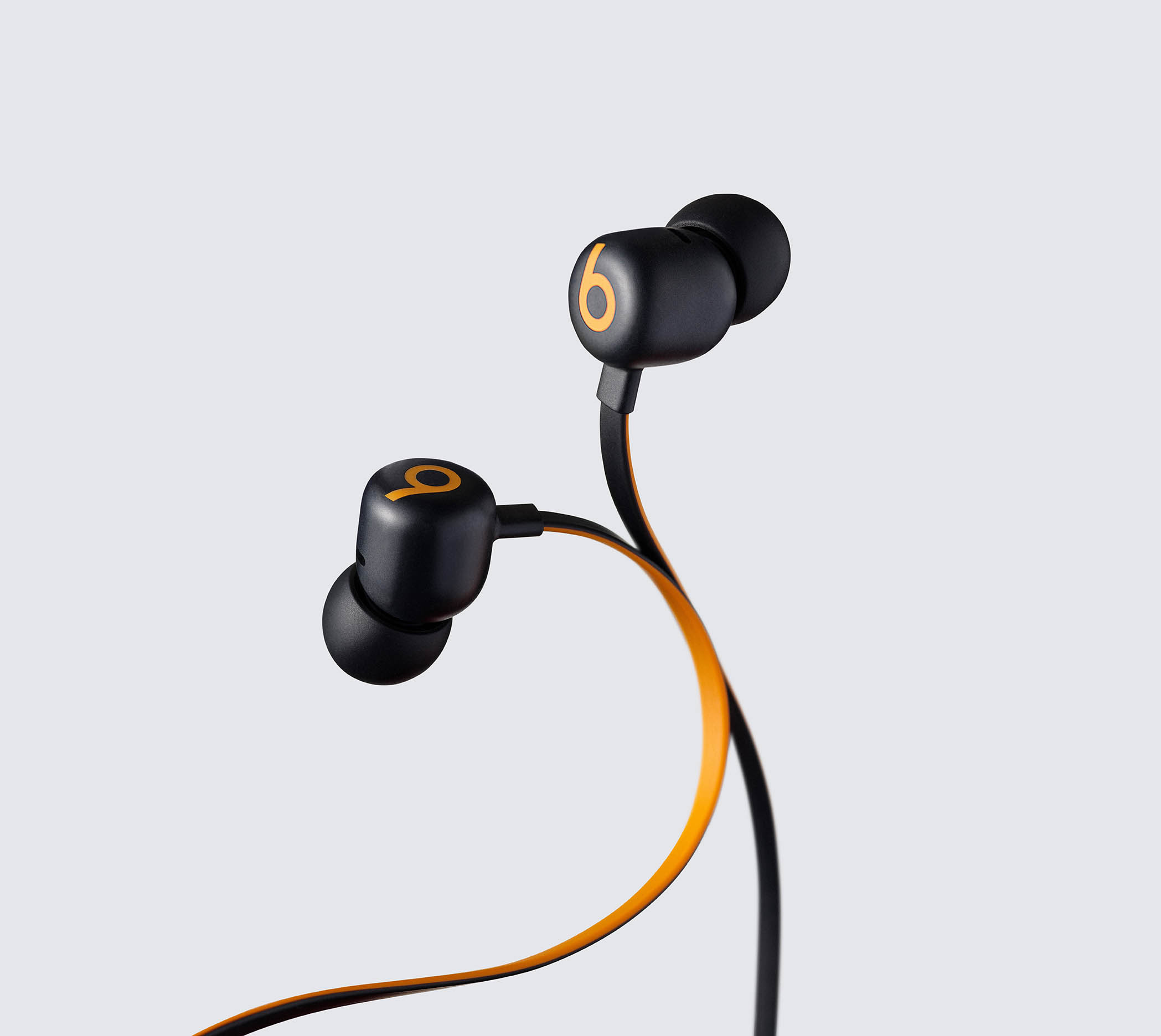 ビーツがワコマリアとコラボ、レオパード柄の「Beats Flex」発売