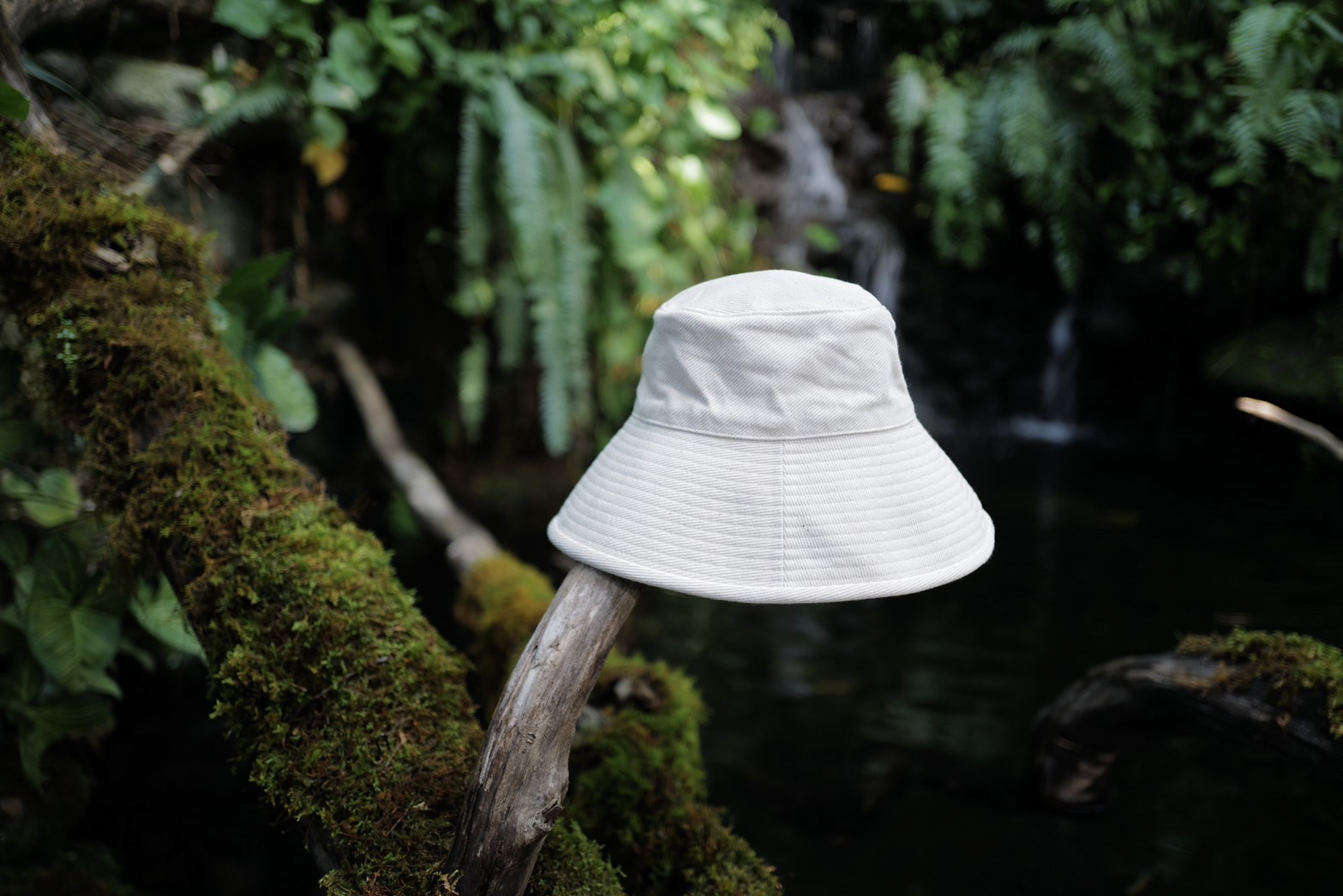 キジマ タカユキが百々千晴とのコラボ新作を発売、2色展開のバケット