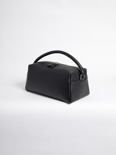 コム デ ギャルソンが新作バッグを発売 牛革を素材に採用